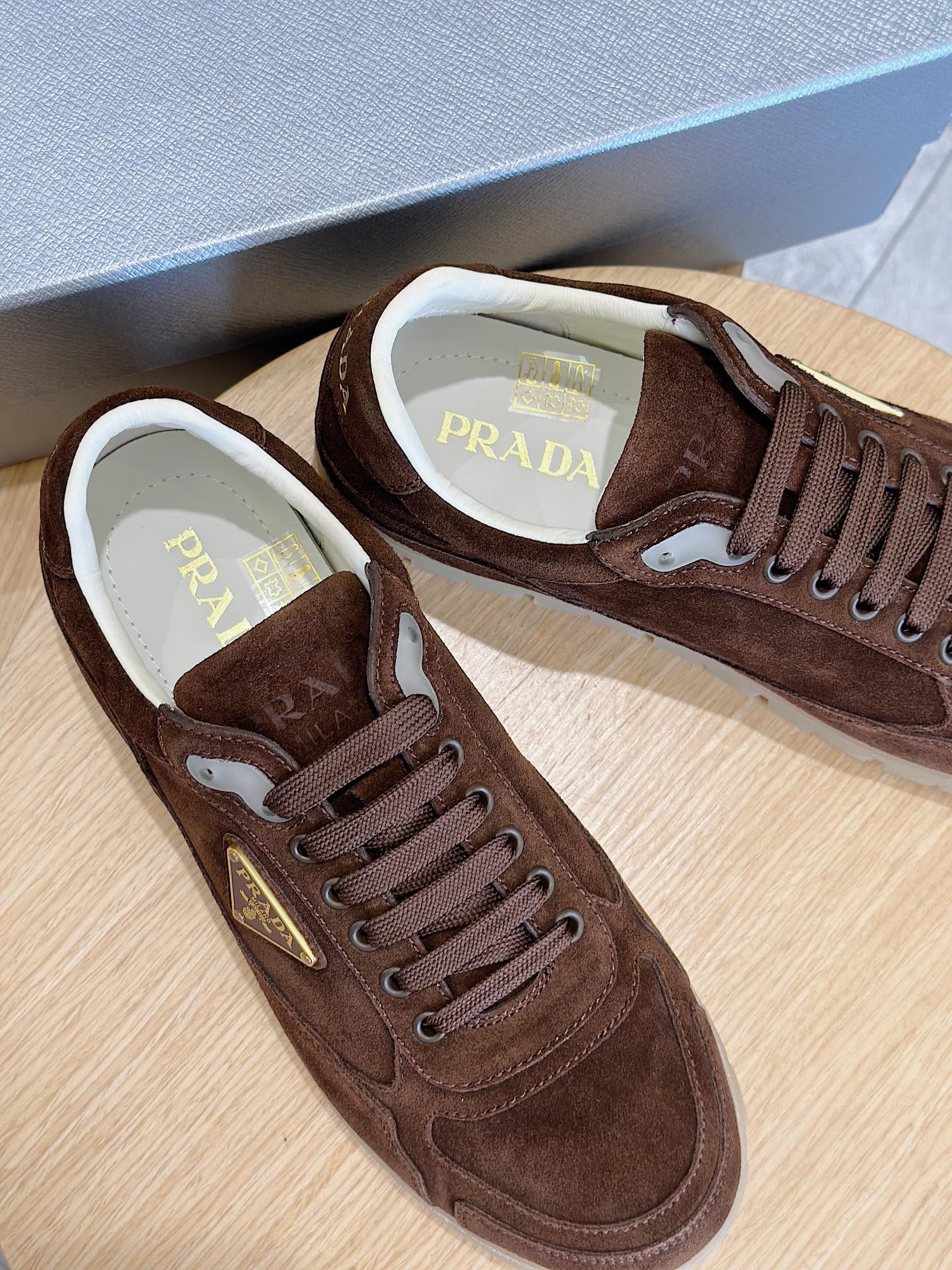 프라다 트레일 페이드 스웨이드 스니커즈