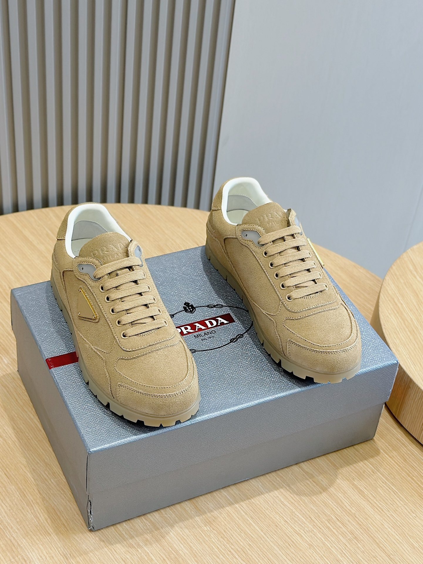 프라다 트레일 페이드 스웨이드 스니커즈