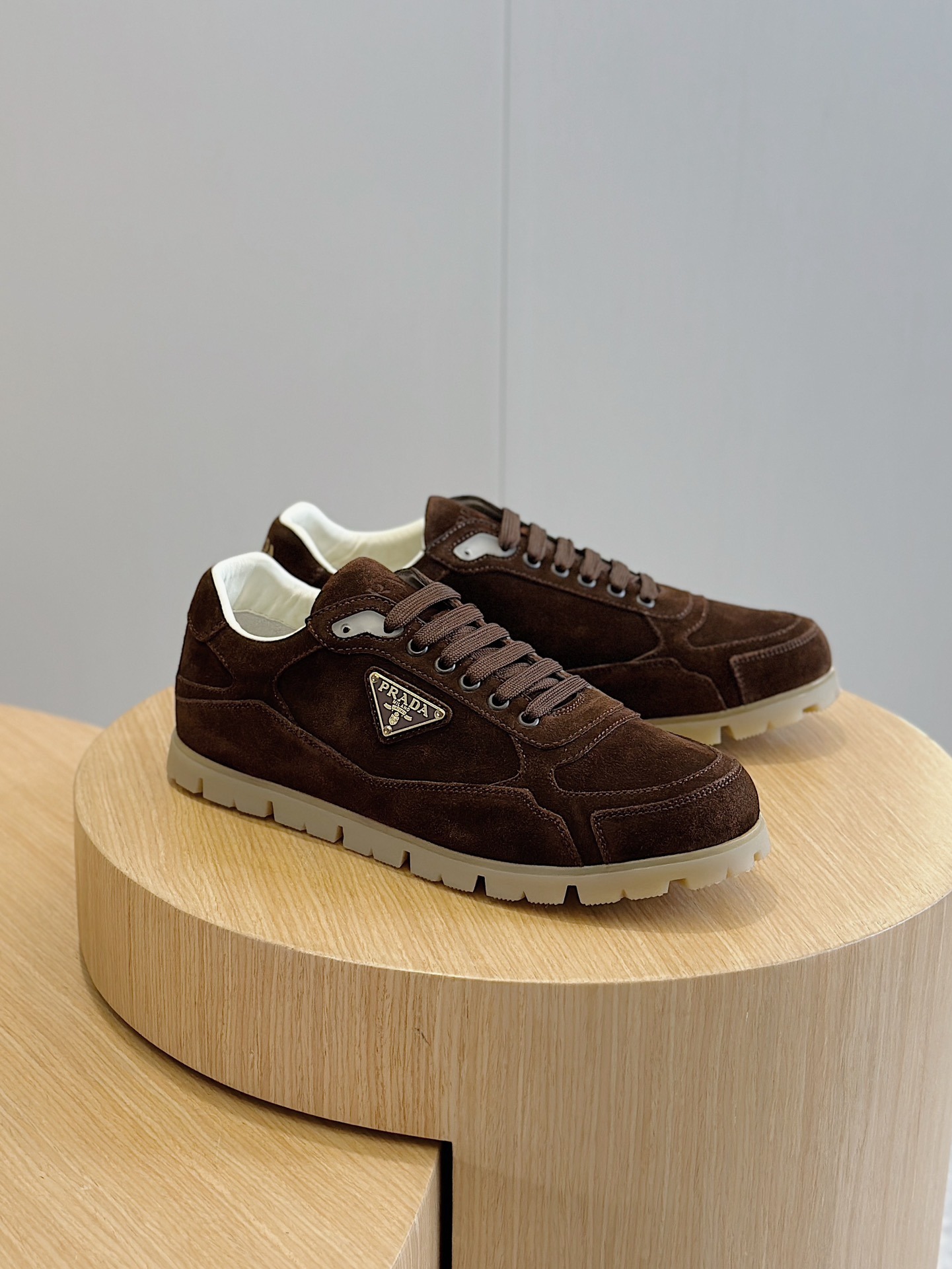 프라다 트레일 페이드 스웨이드 스니커즈