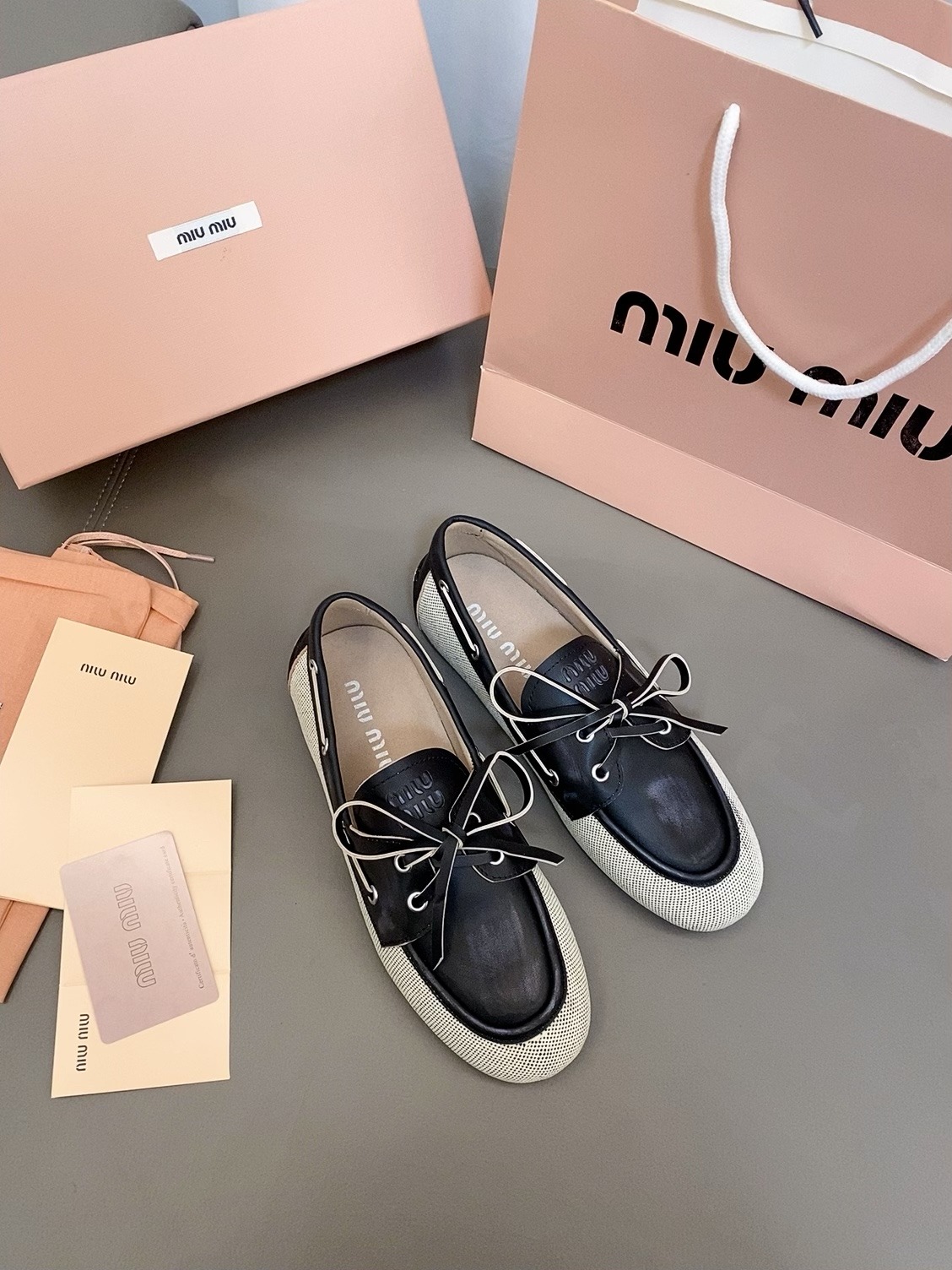 미우미우 봄여름 신상 플랫 로퍼