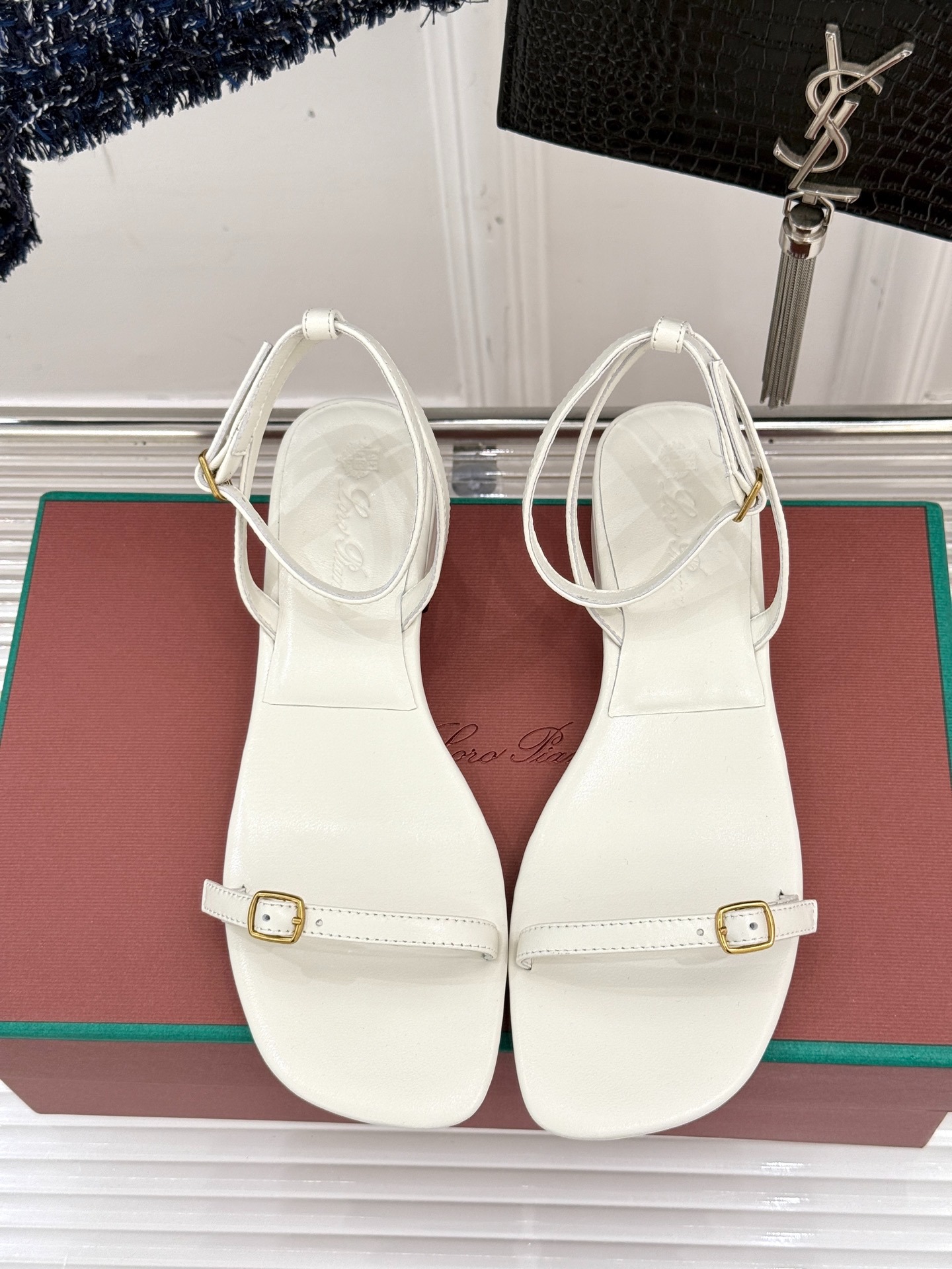 로로피아나 클래식 빈티지 일자 스트랩 샌들