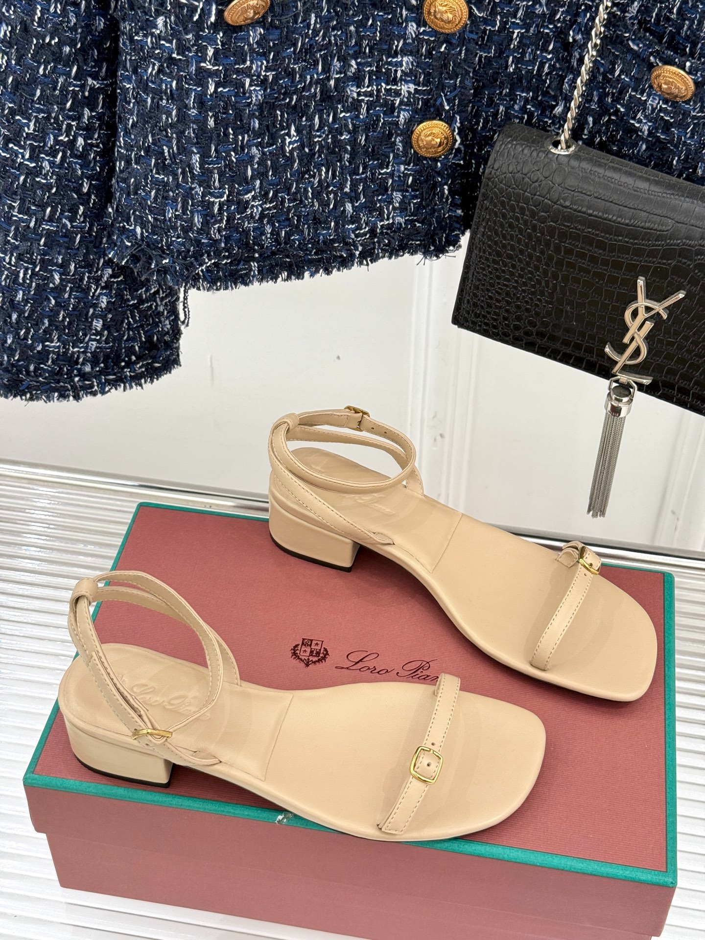 로로피아나 클래식 빈티지 일자 스트랩 샌들