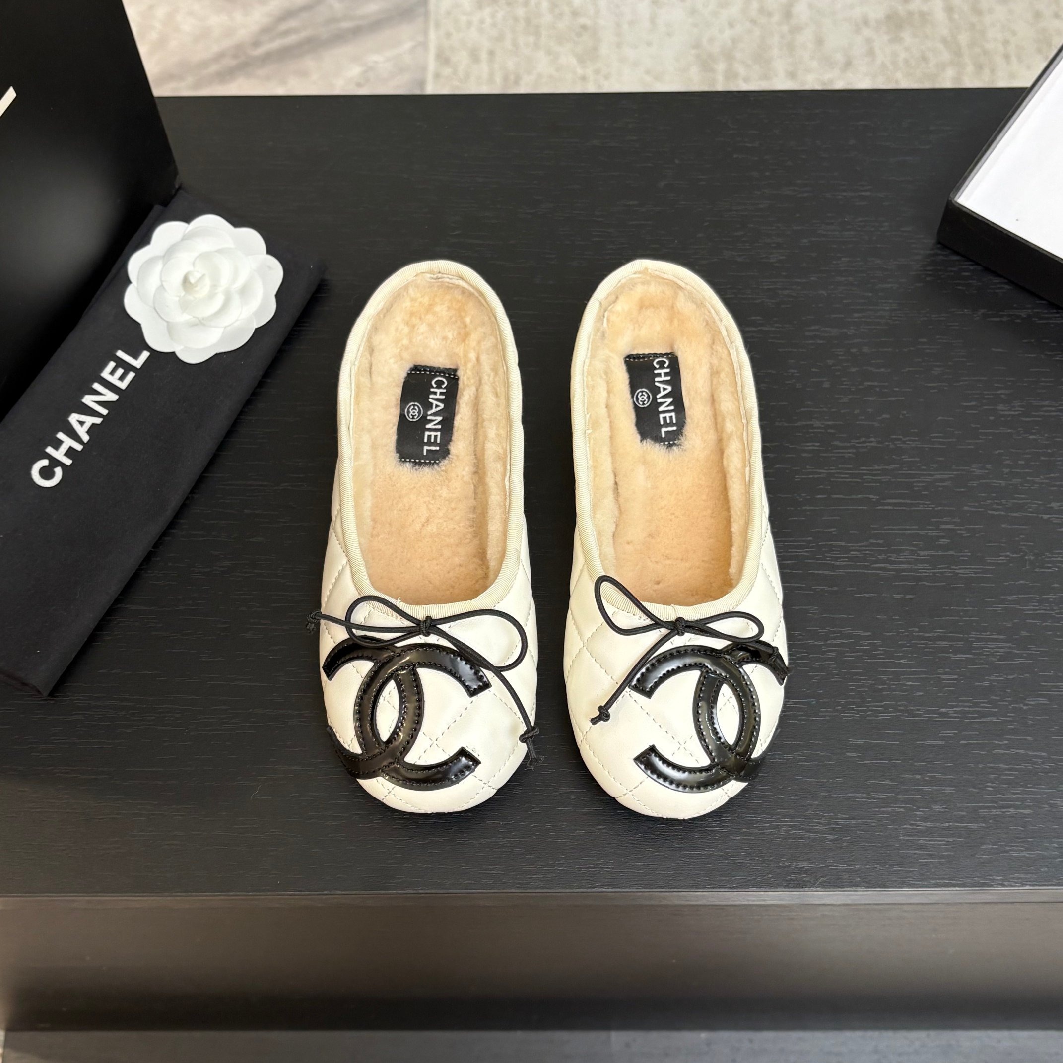 샤넬 25K 신상 양털 세미슬리퍼