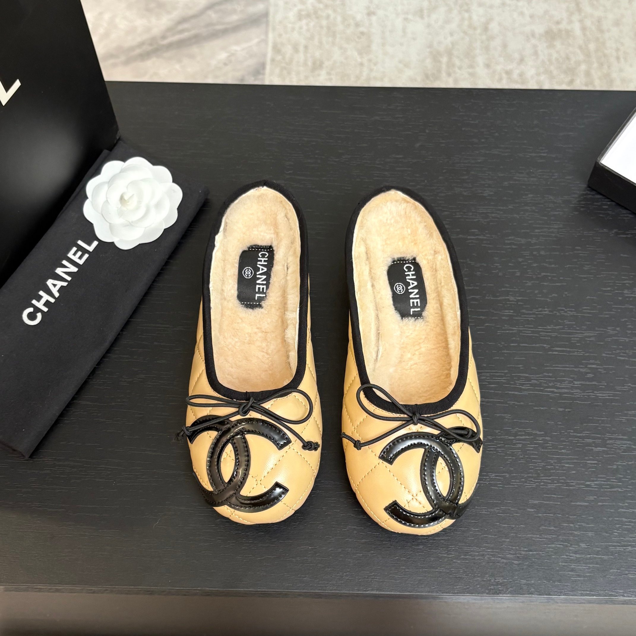 샤넬 25K 신상 양털 세미슬리퍼