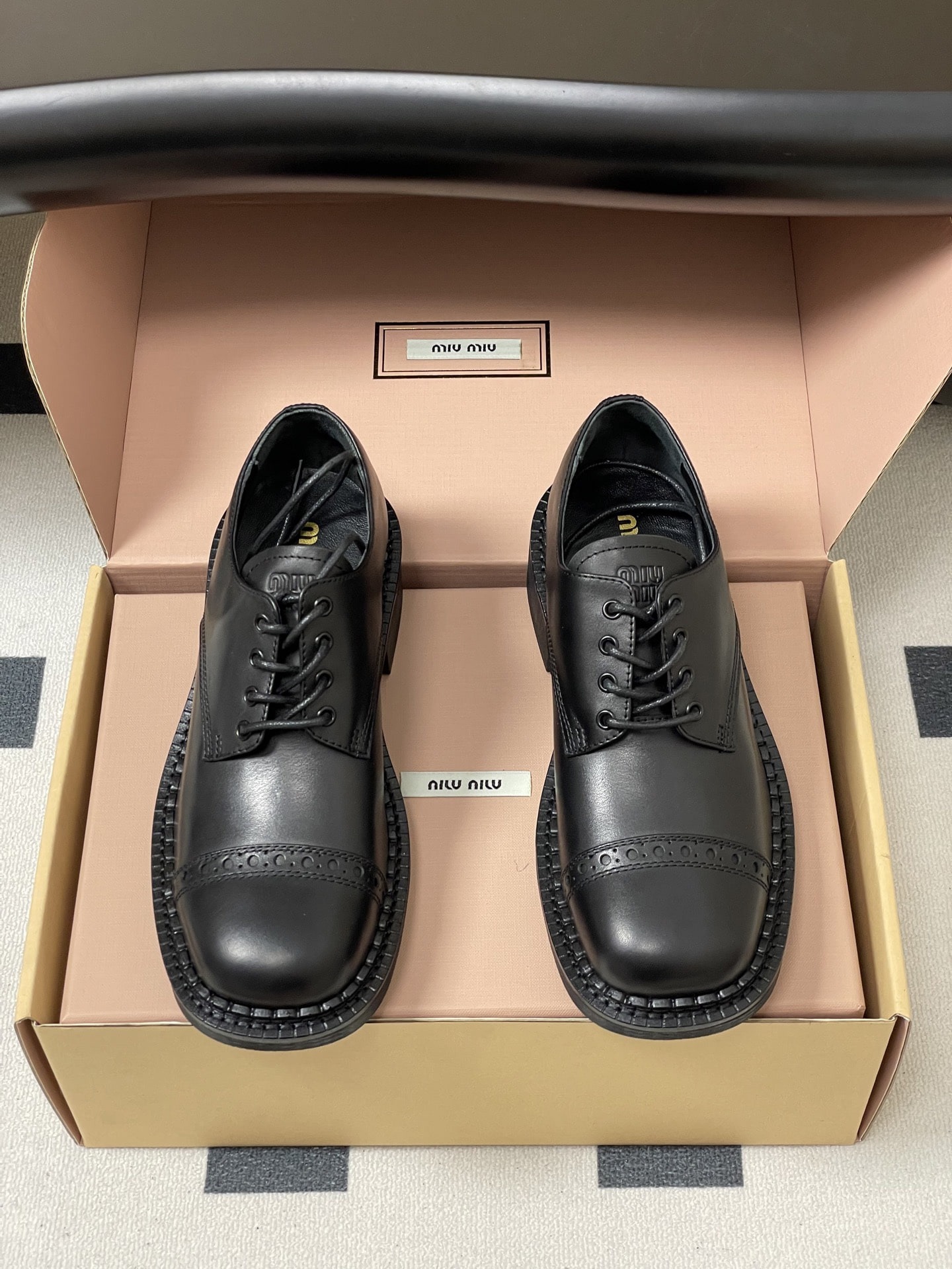 미우미우 25ss 신상 빈티지 스트랩 로퍼