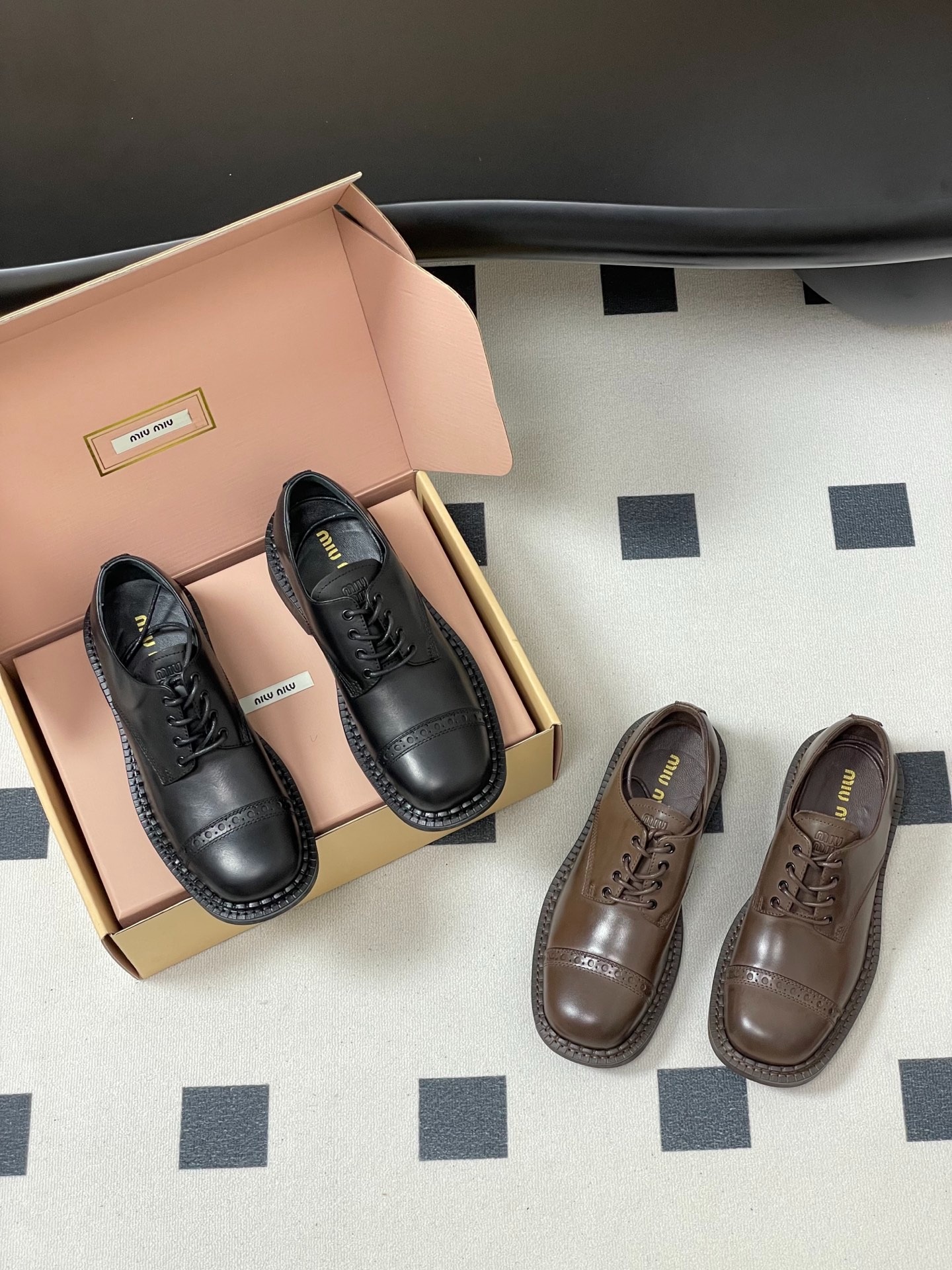 미우미우 25ss 신상 빈티지 스트랩 로퍼