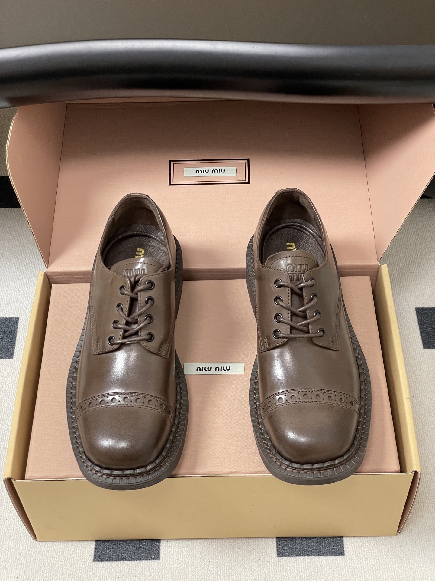 미우미우 25ss 신상 빈티지 스트랩 로퍼