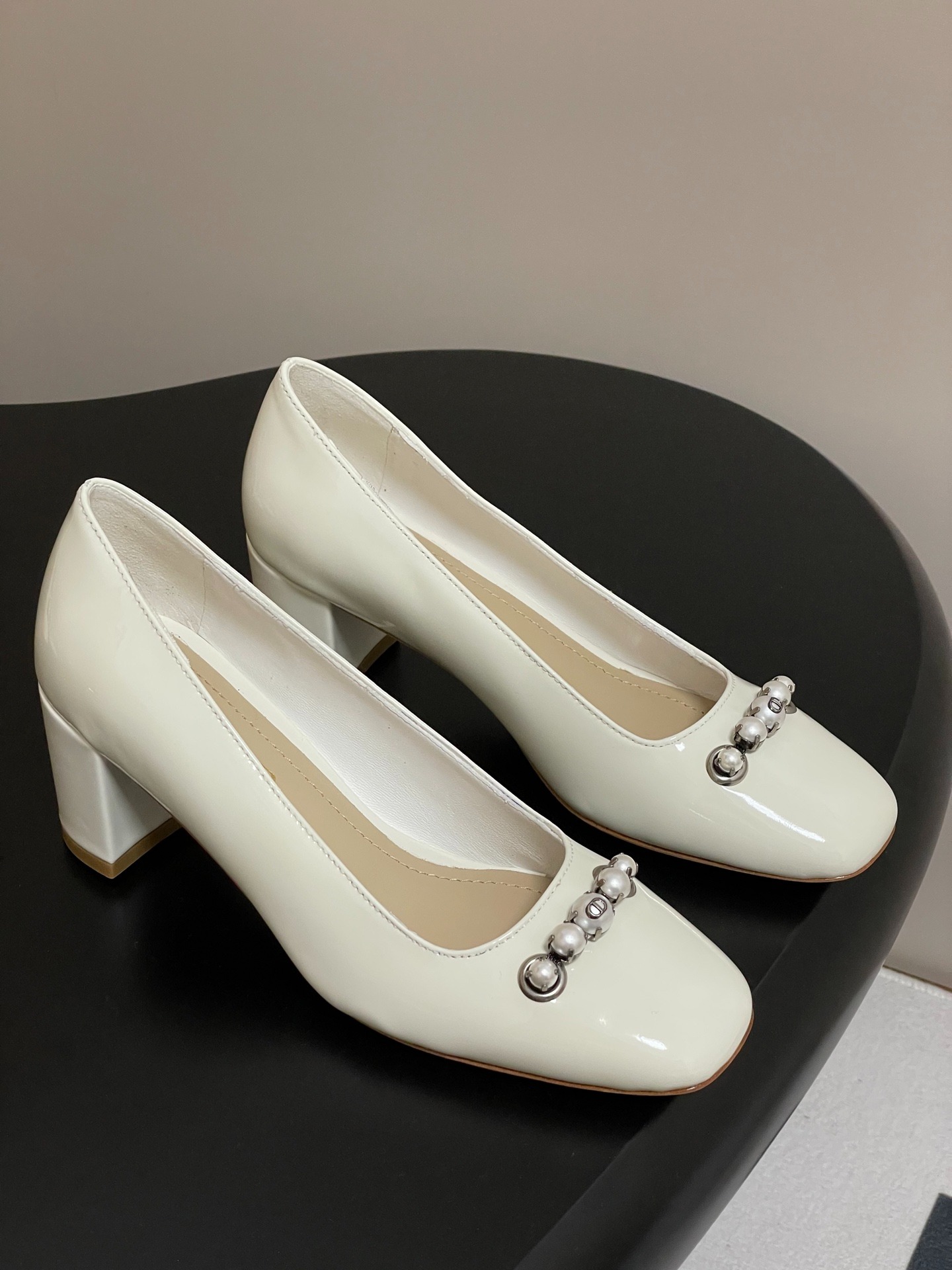 디올 진주버클 통굽 슬링백 힐