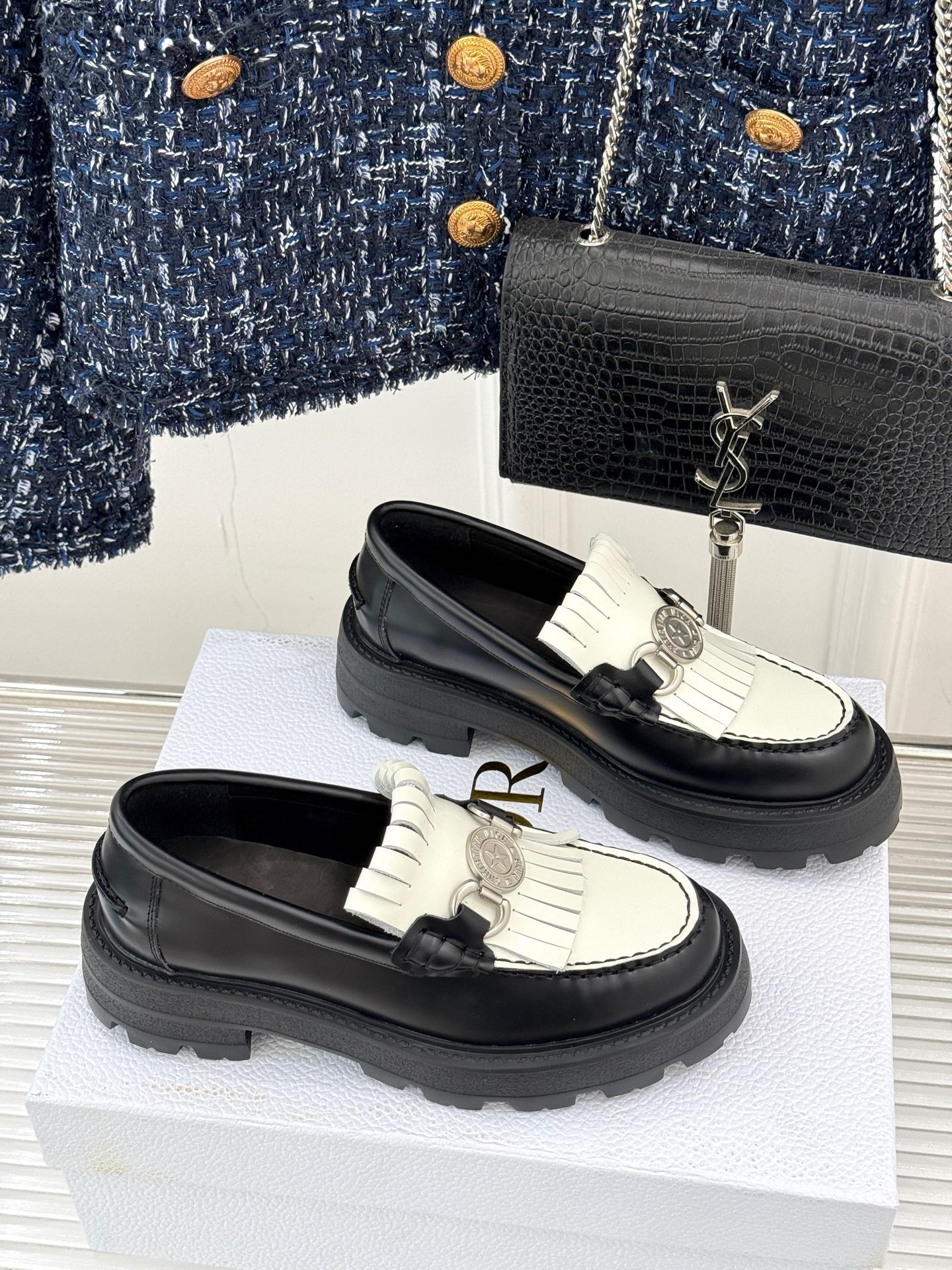 디올 25ss 클래식 코인 태슬 통굽 로퍼