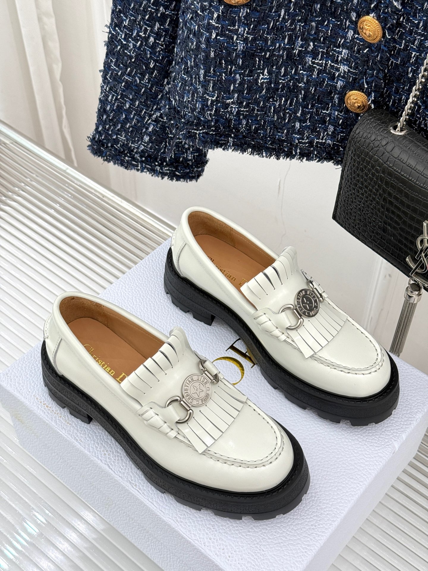 디올 25ss 클래식 코인 태슬 통굽 로퍼