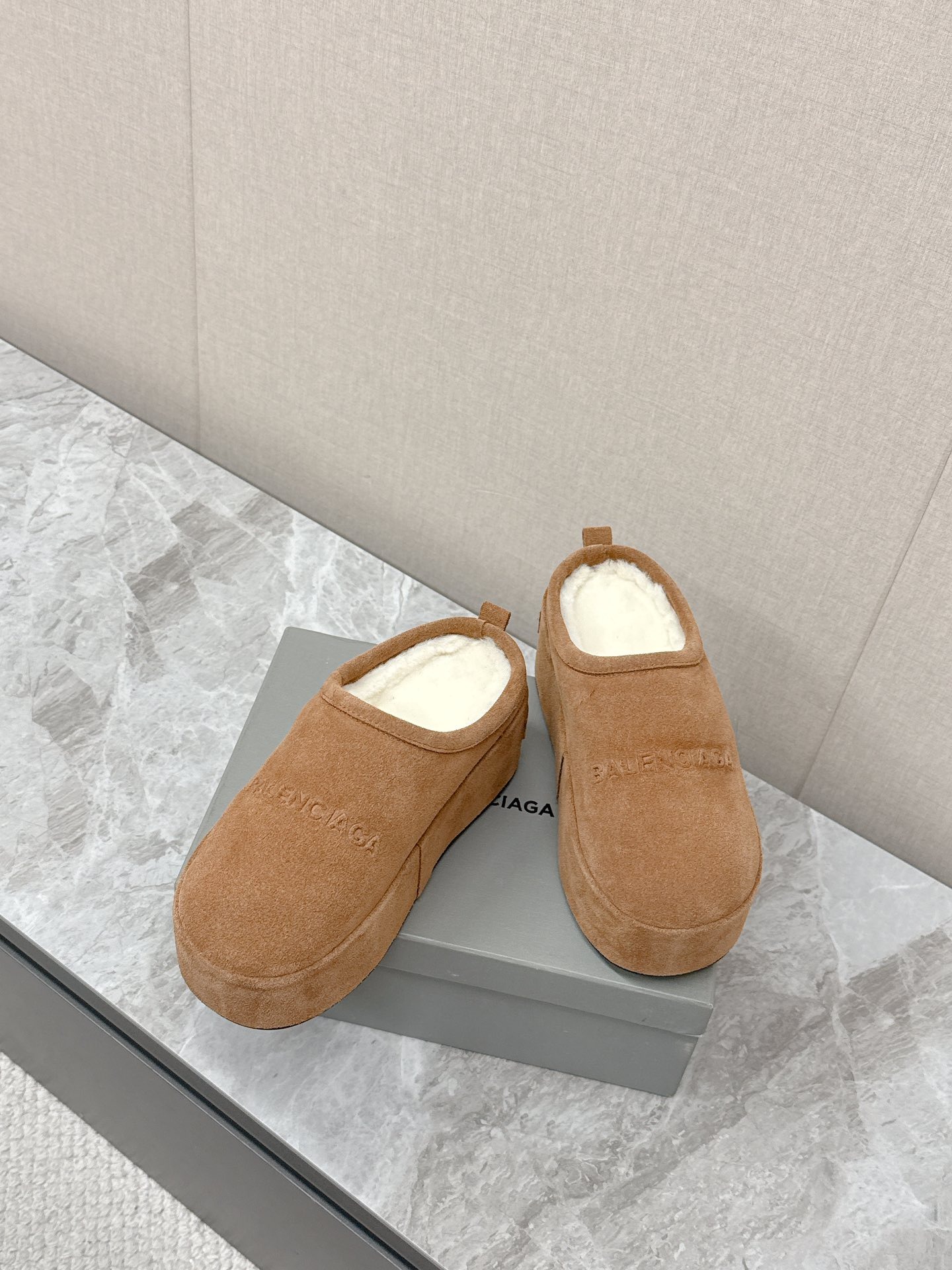 발렌시아가 신상 통굽털 슬리퍼