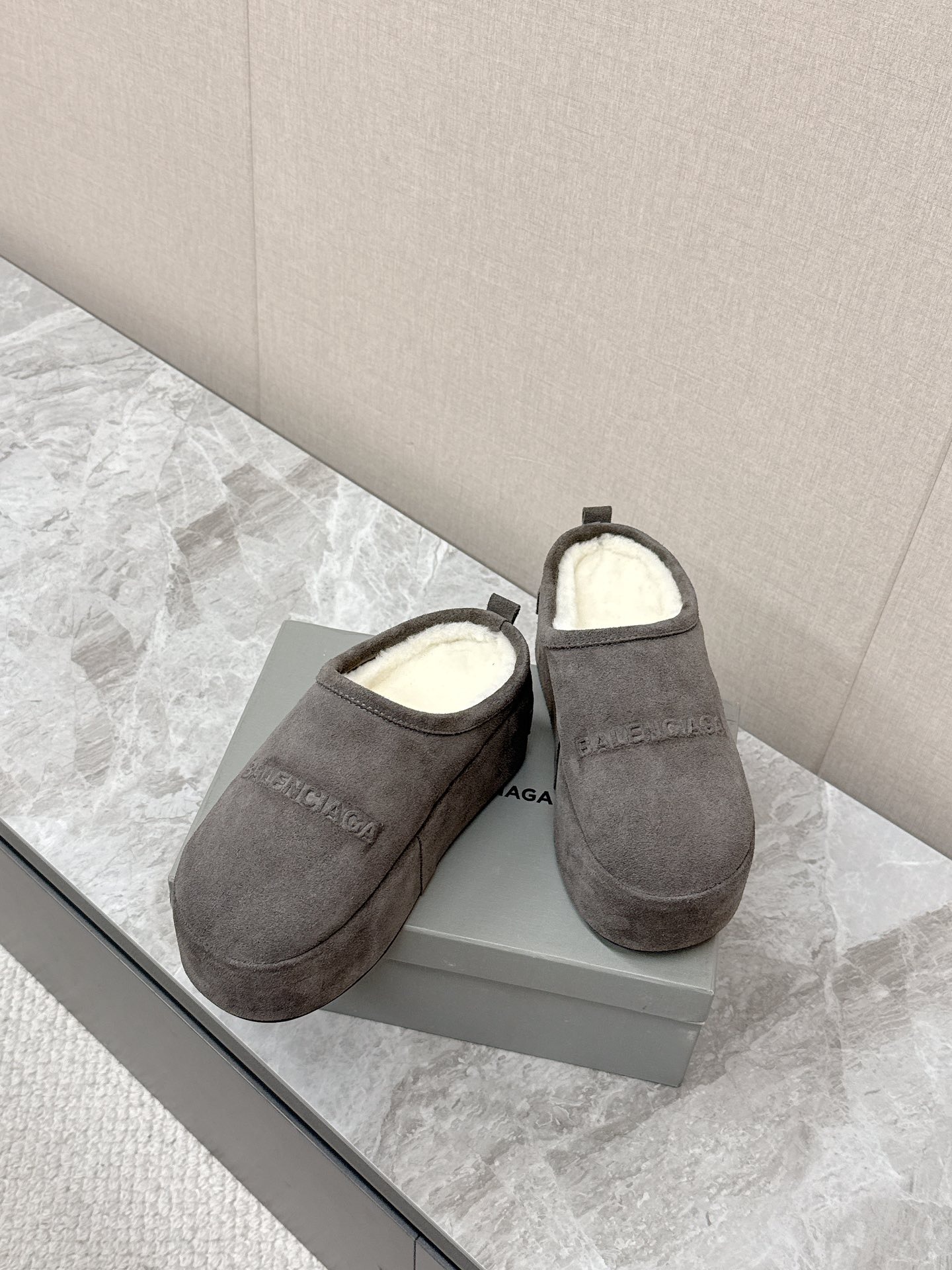 발렌시아가 신상 통굽털 슬리퍼