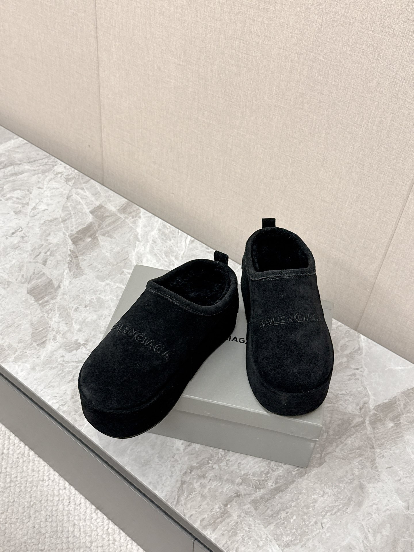 발렌시아가 신상 통굽털 슬리퍼