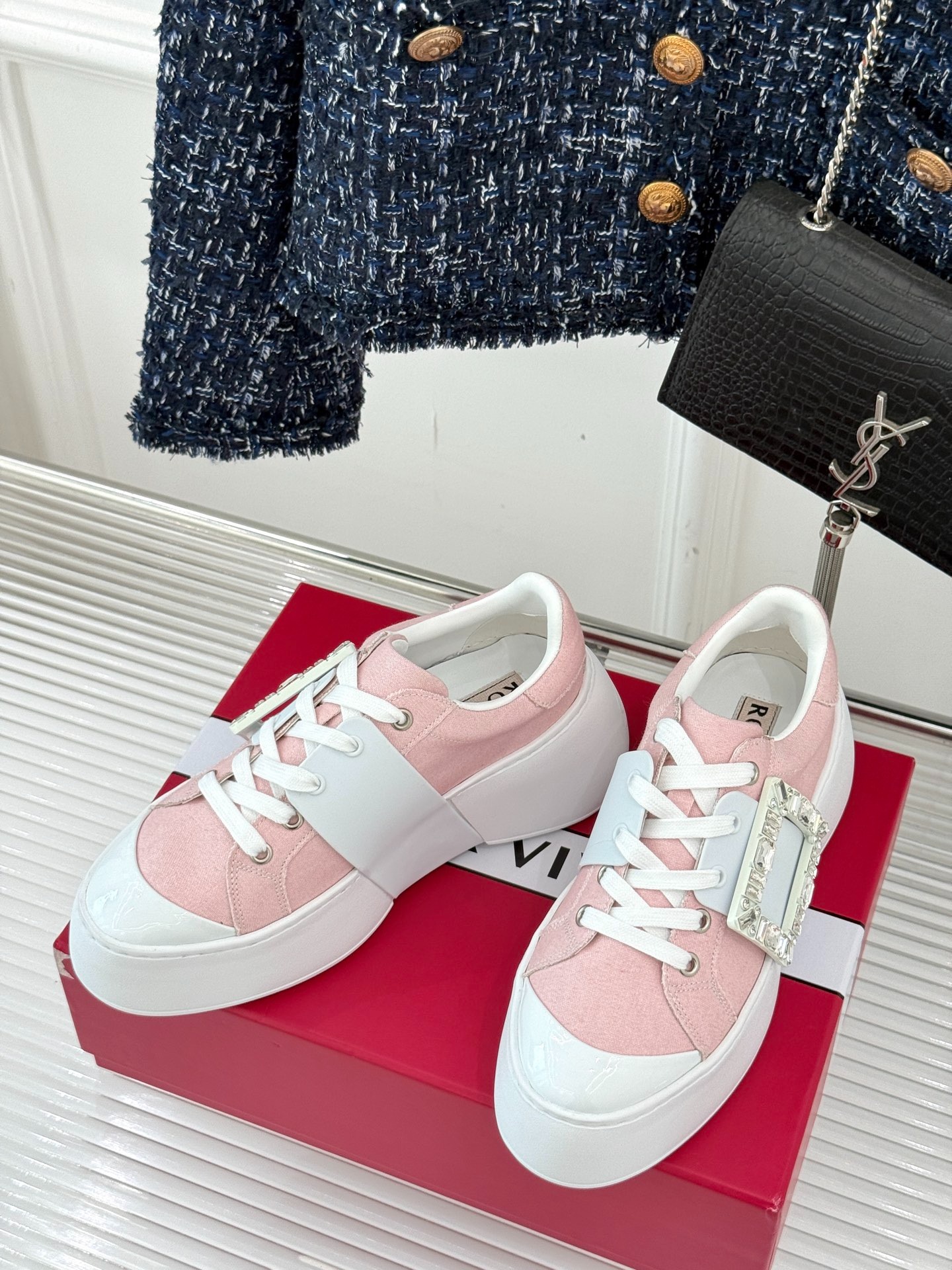 로저비비에 버클 통굽 스니커즈