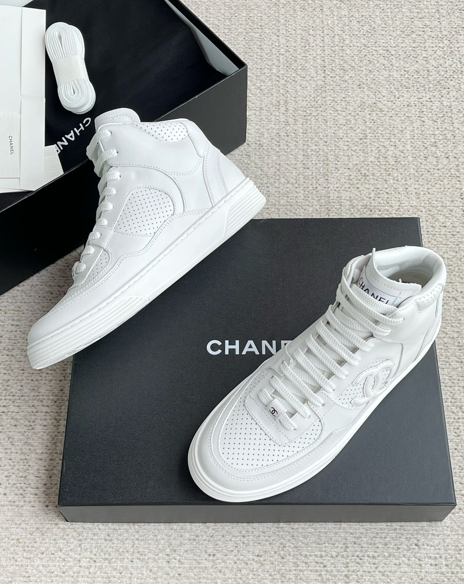 샤넬 카프스킨 남성 스니커즈