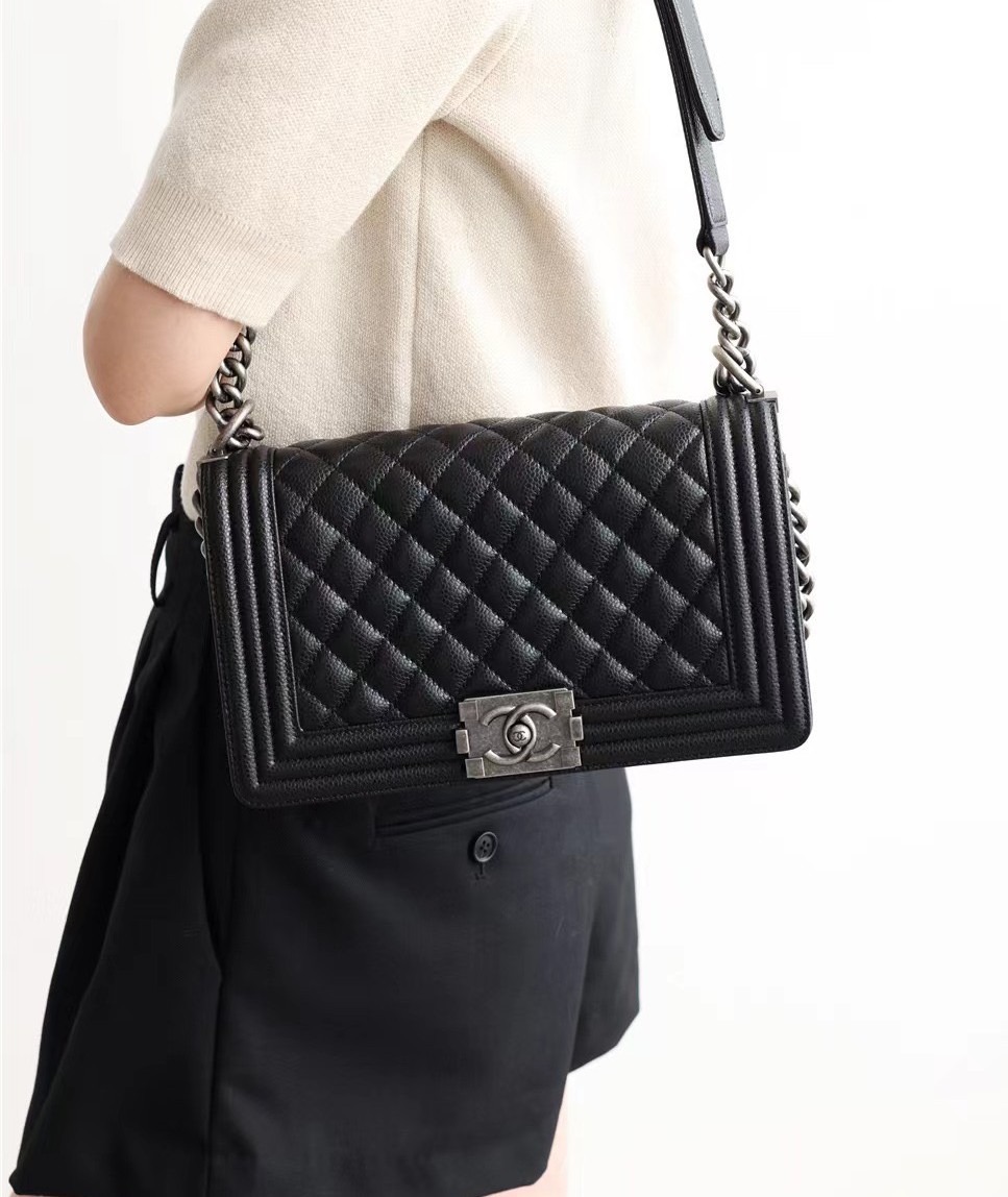 샤넬 보이백 미디엄 캐비어 은장