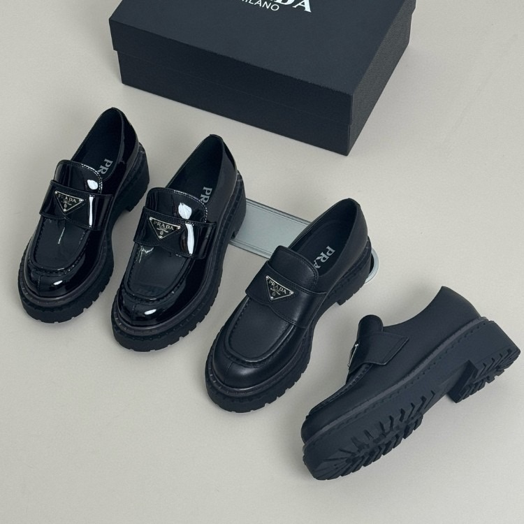 프라다 페이턴트 가죽 로퍼
