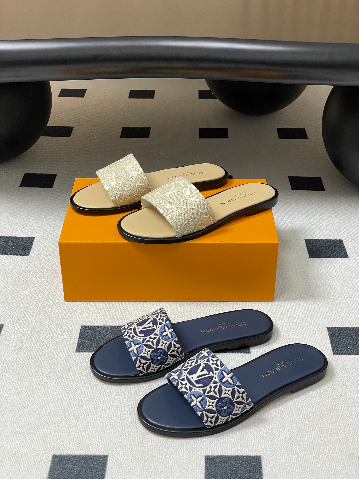 루이비통 25ss 여름 신상 자수 스트랩 샌들