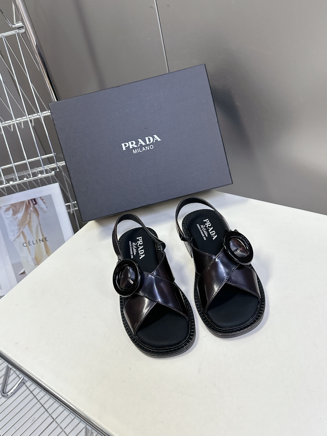 프라다 봄여름 신상 크로스 빈티지 샌들