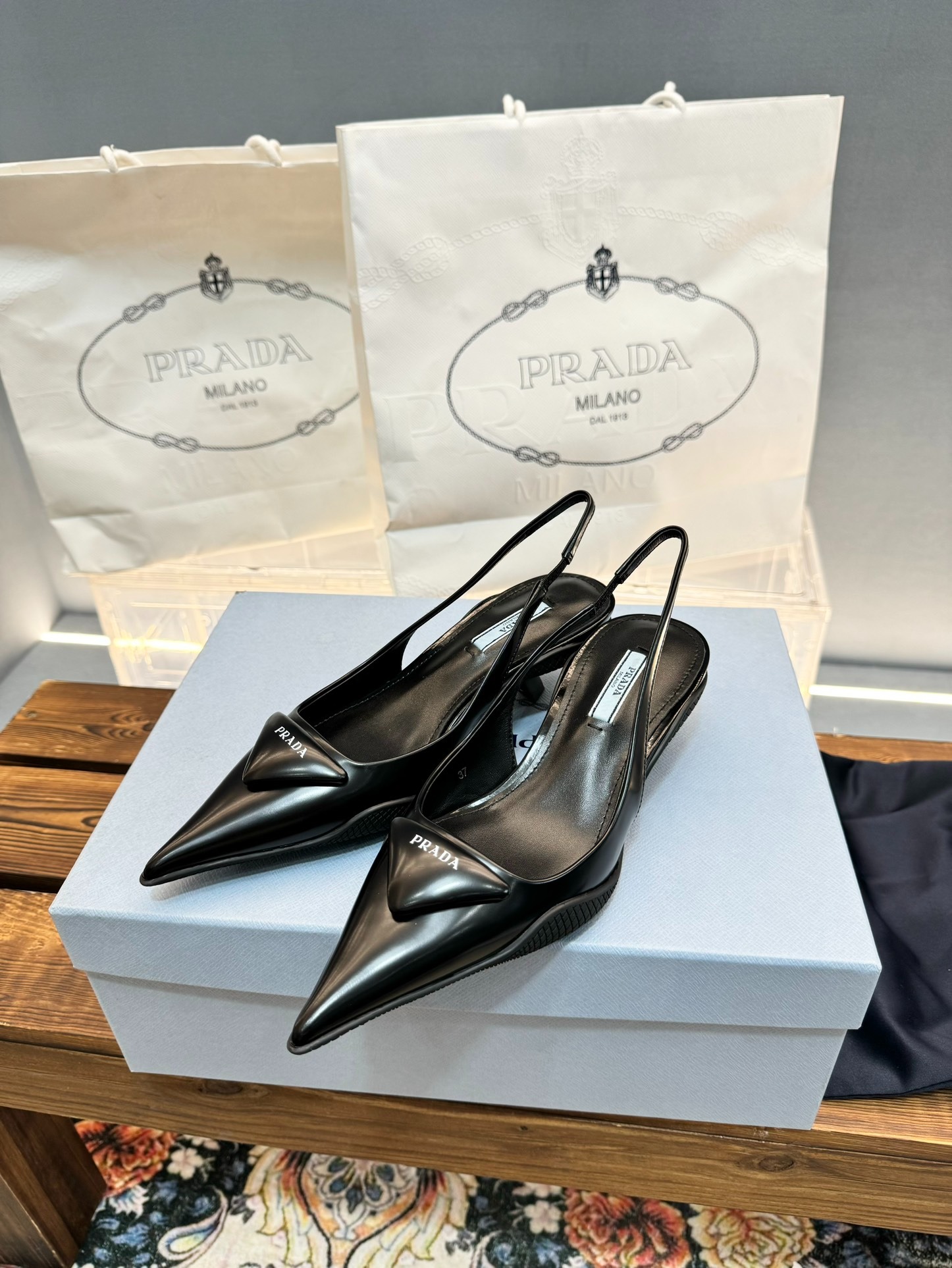 프라다 신상 삼각 펌프스
