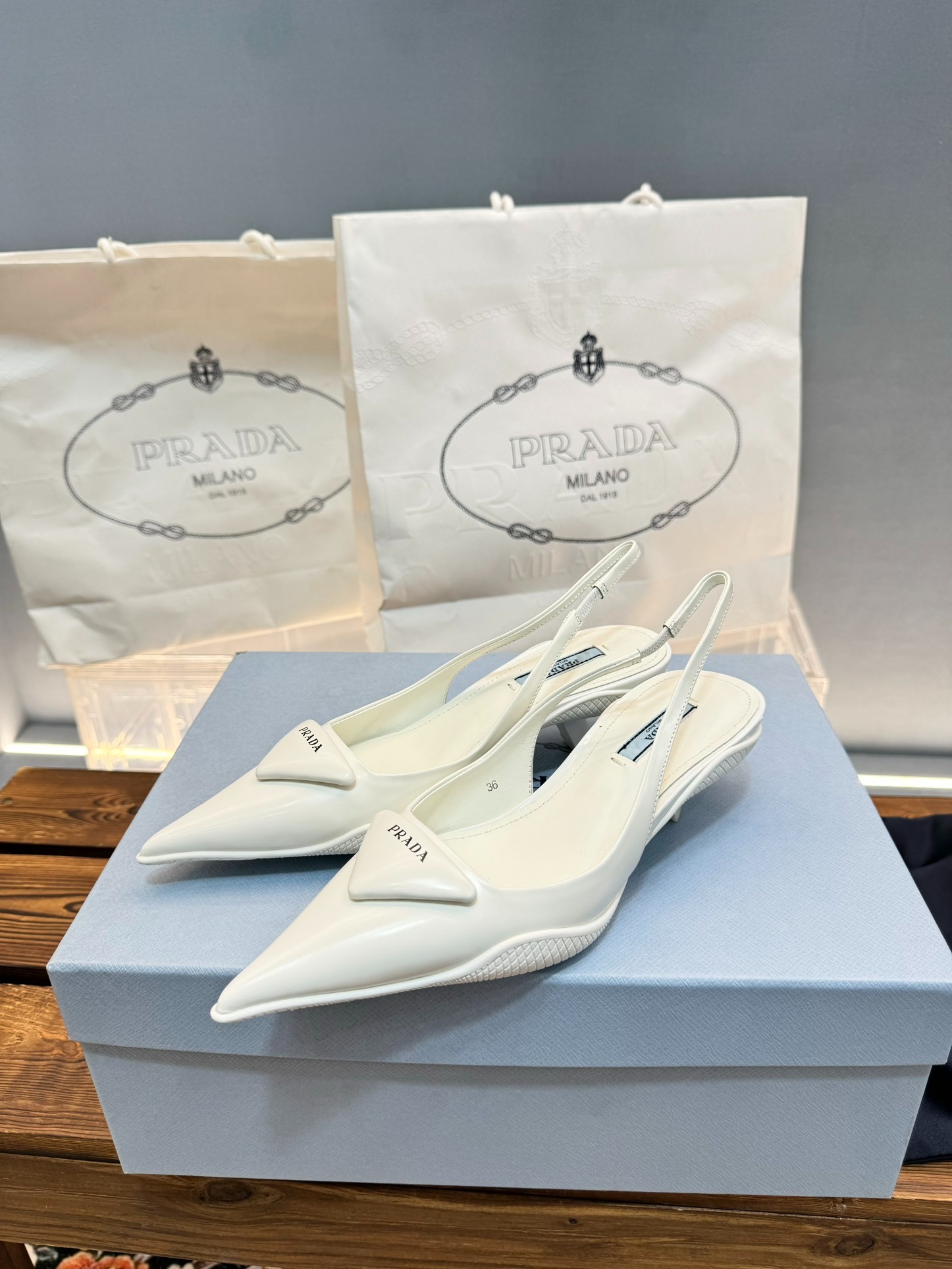 프라다 신상 삼각 펌프스