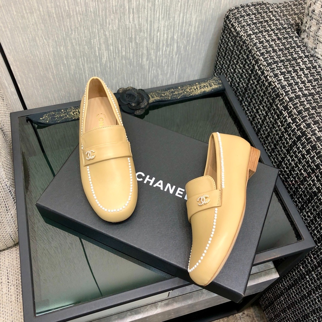 샤넬  2025 크림슨 로퍼