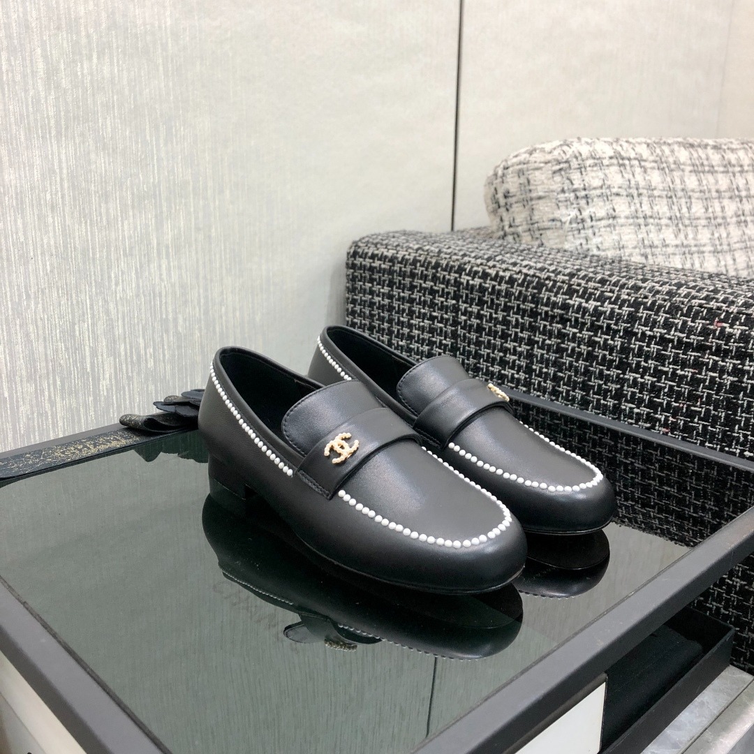 샤넬  2025 크림슨 로퍼