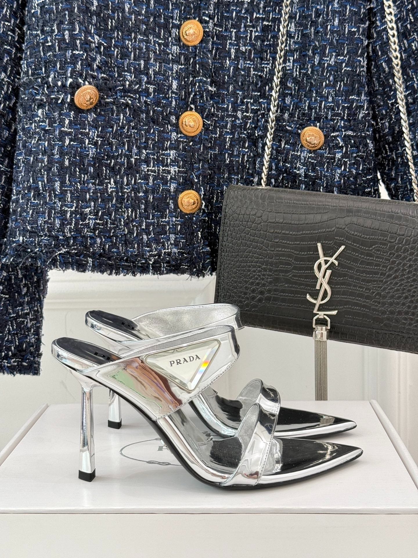 프라다 25WF 신상 삼각 버클 스틸레토 샌들