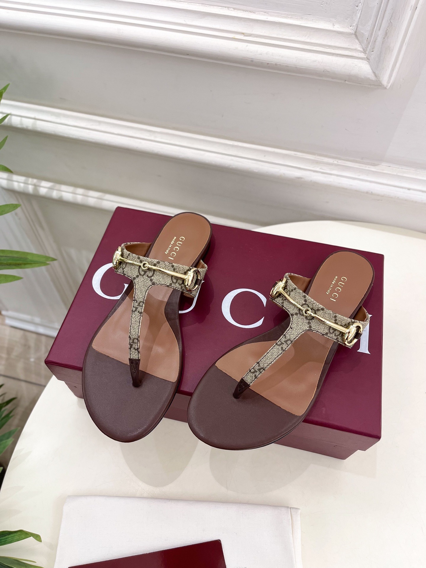 구찌 25  봄여름 클래식 롱 스트랩 조리 샌들