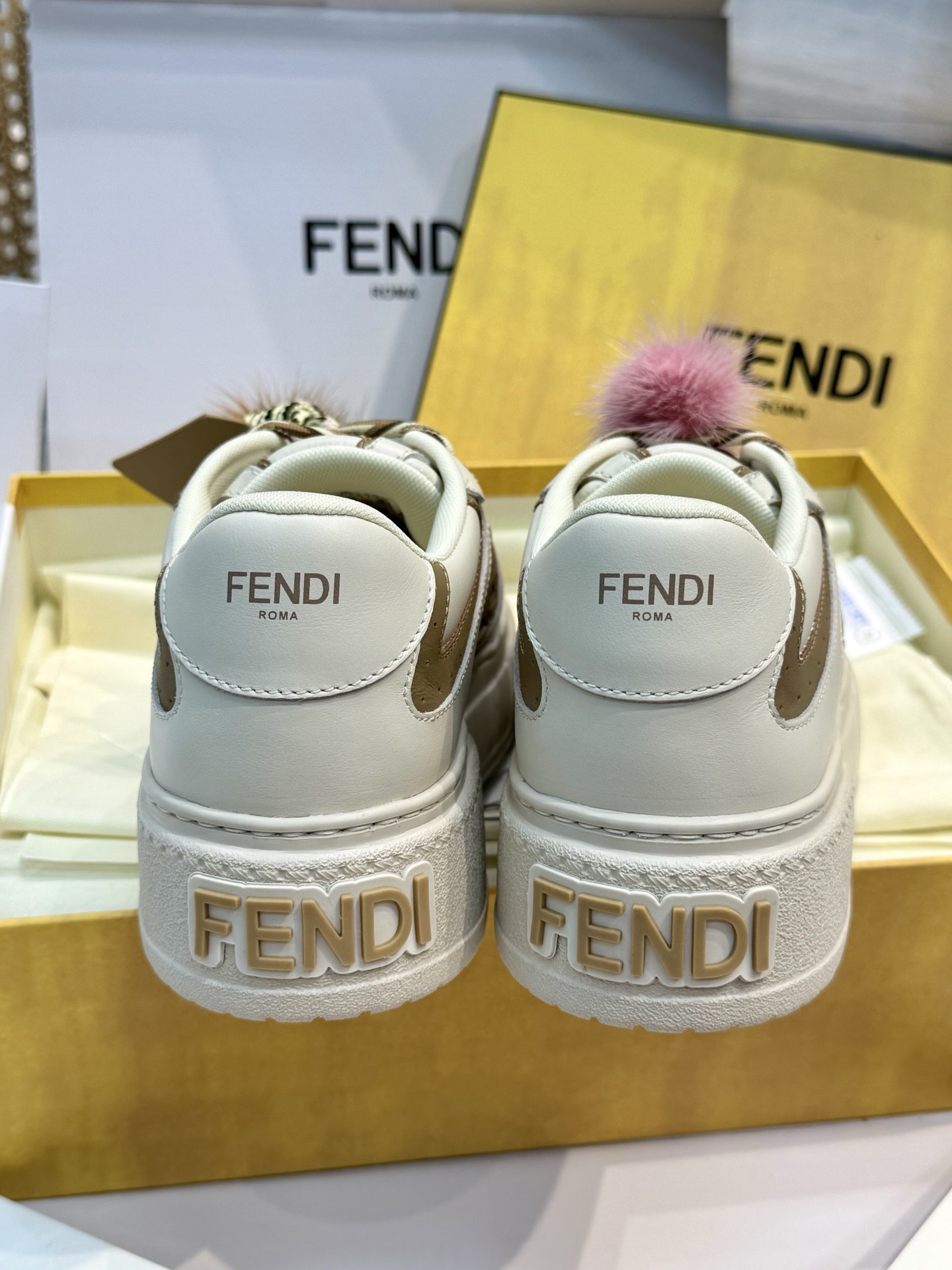 펜디  신상 통굽 플랫슈즈