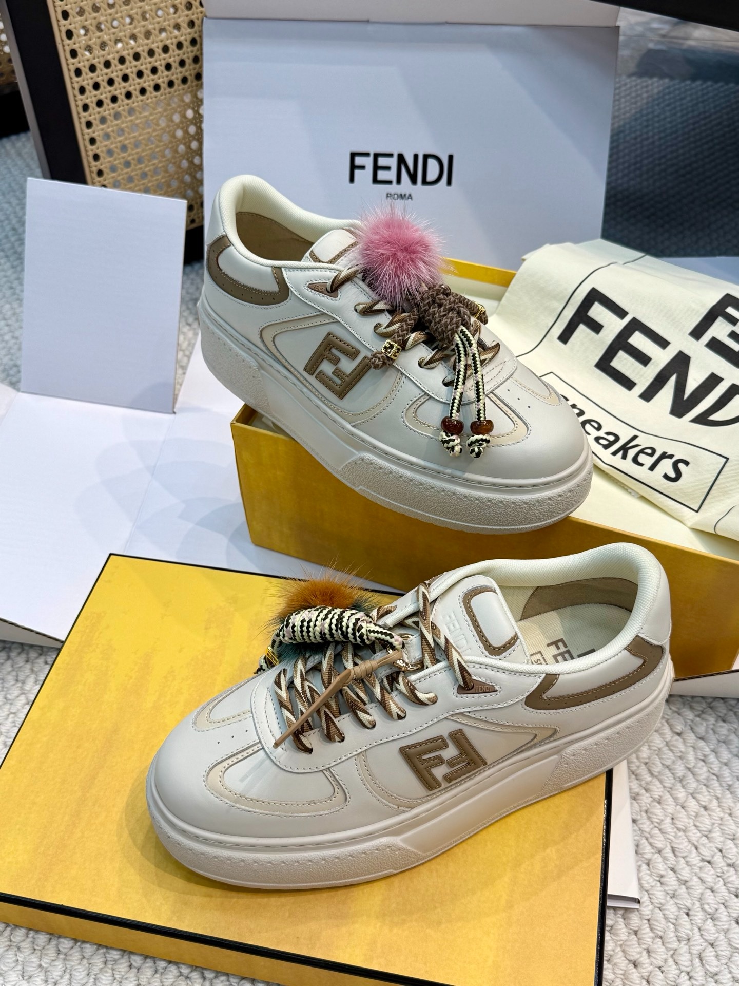 펜디  신상 통굽 플랫슈즈