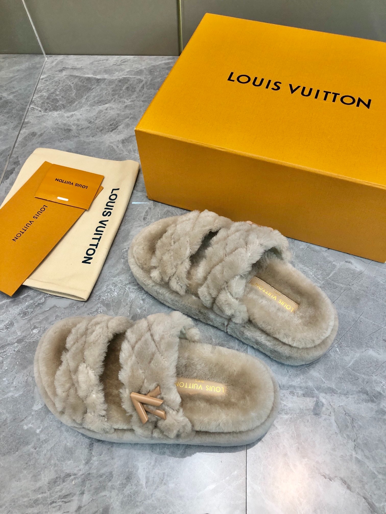 루이비통 25 신상 양털 슬리퍼