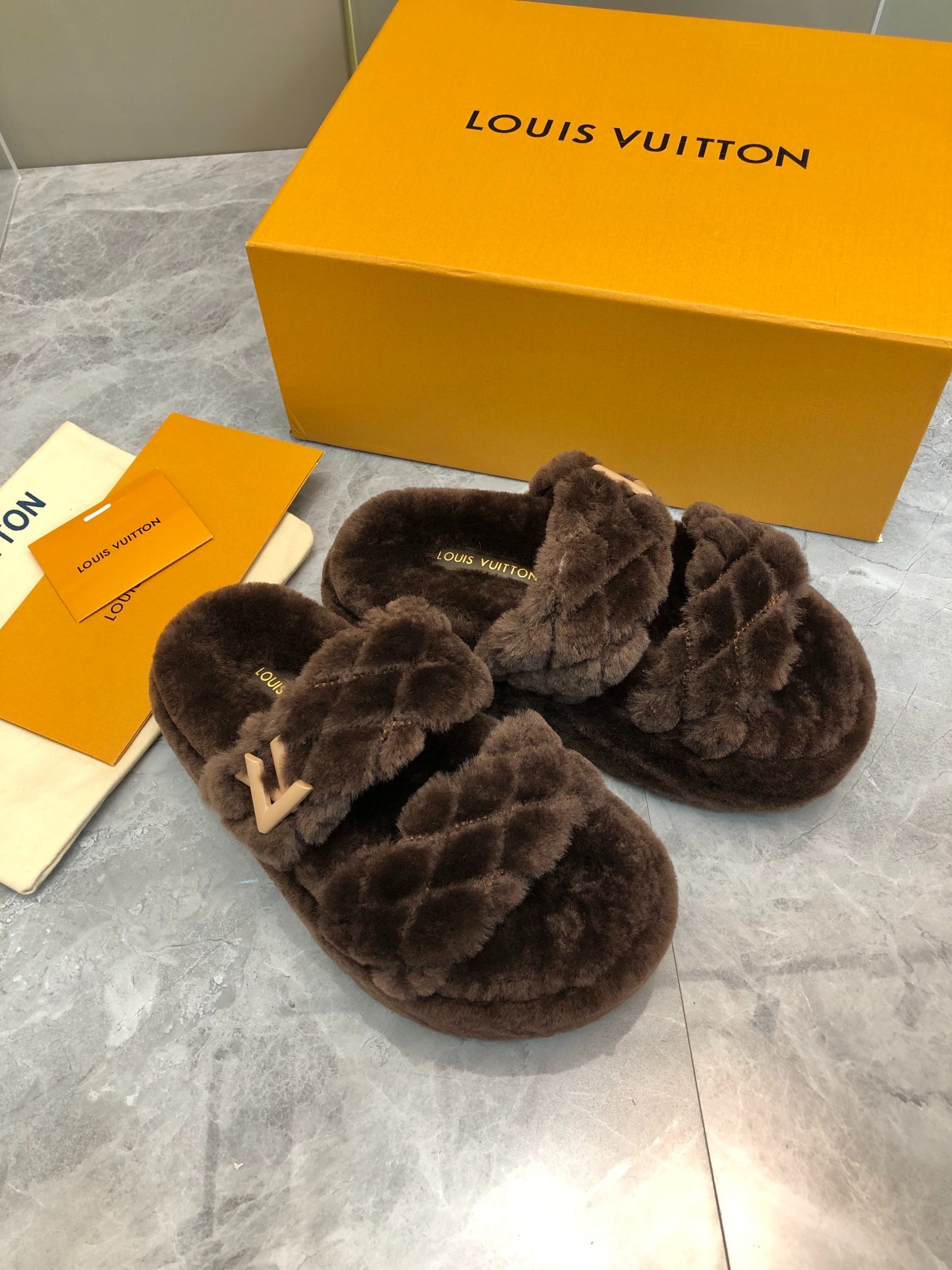 루이비통 25 신상 양털 슬리퍼