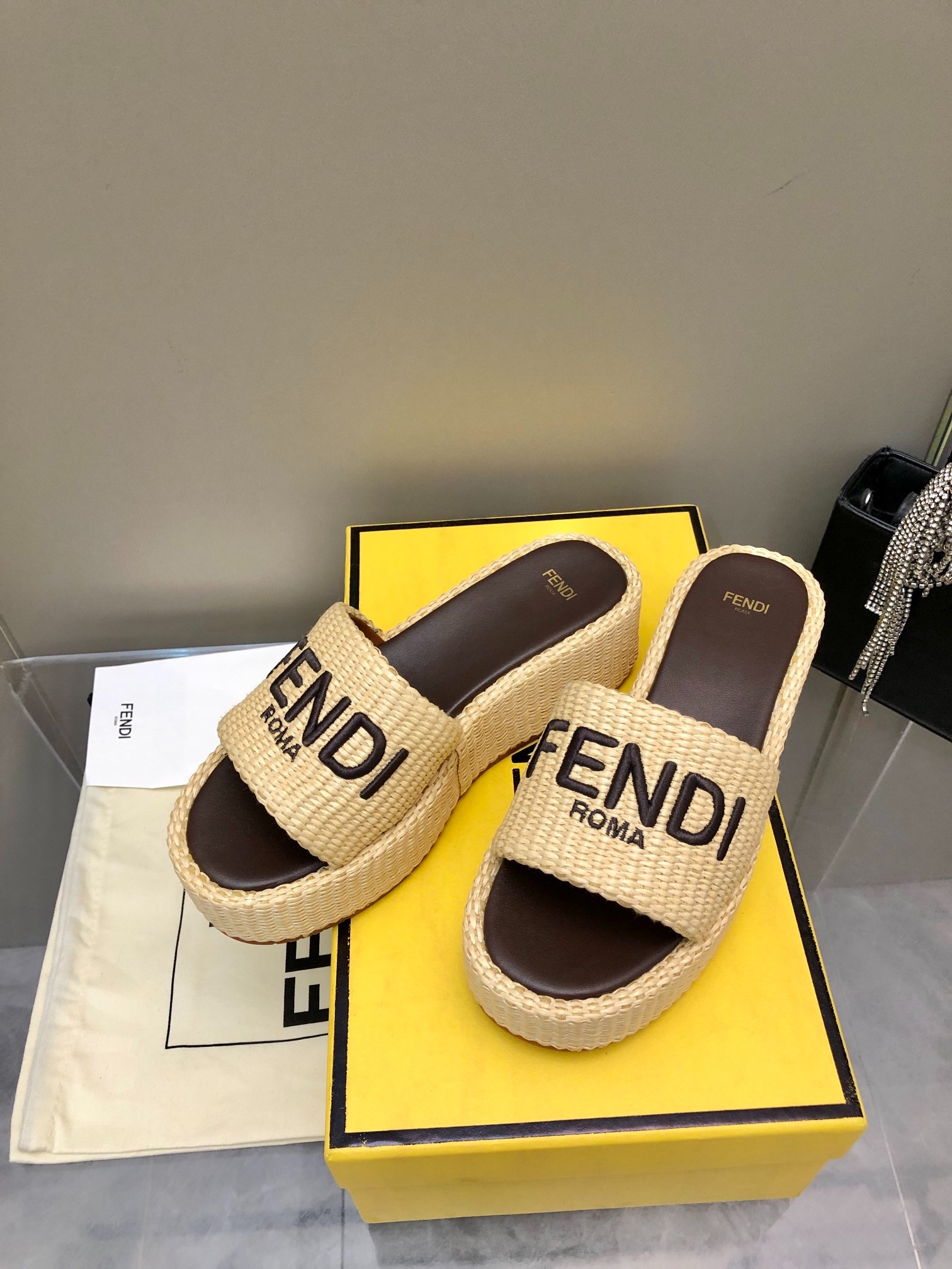 펜디 25 봄여름 신상 자수 슬리퍼