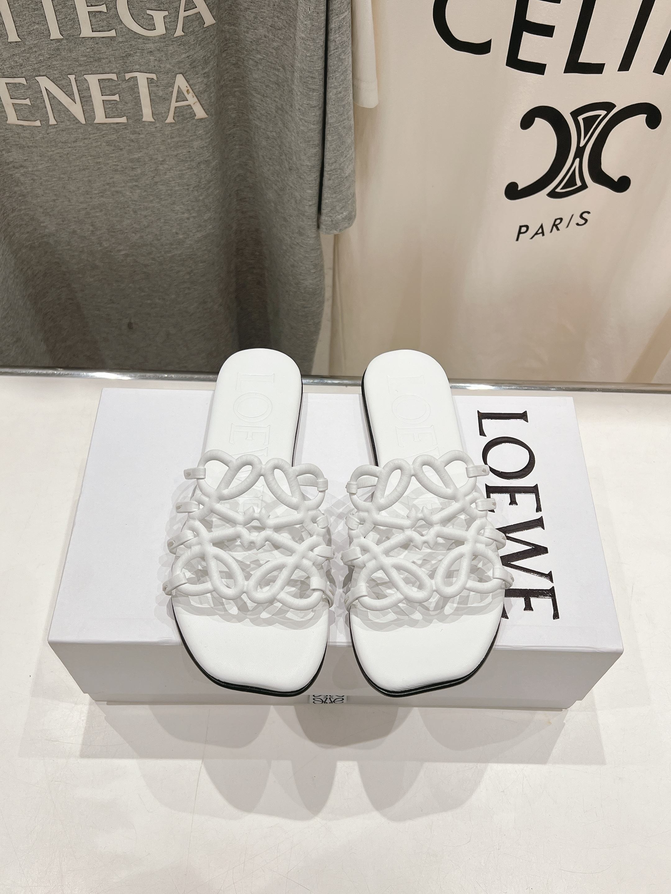 로에베 25/ss 신상 빈티지 플랫 비치 슬리퍼