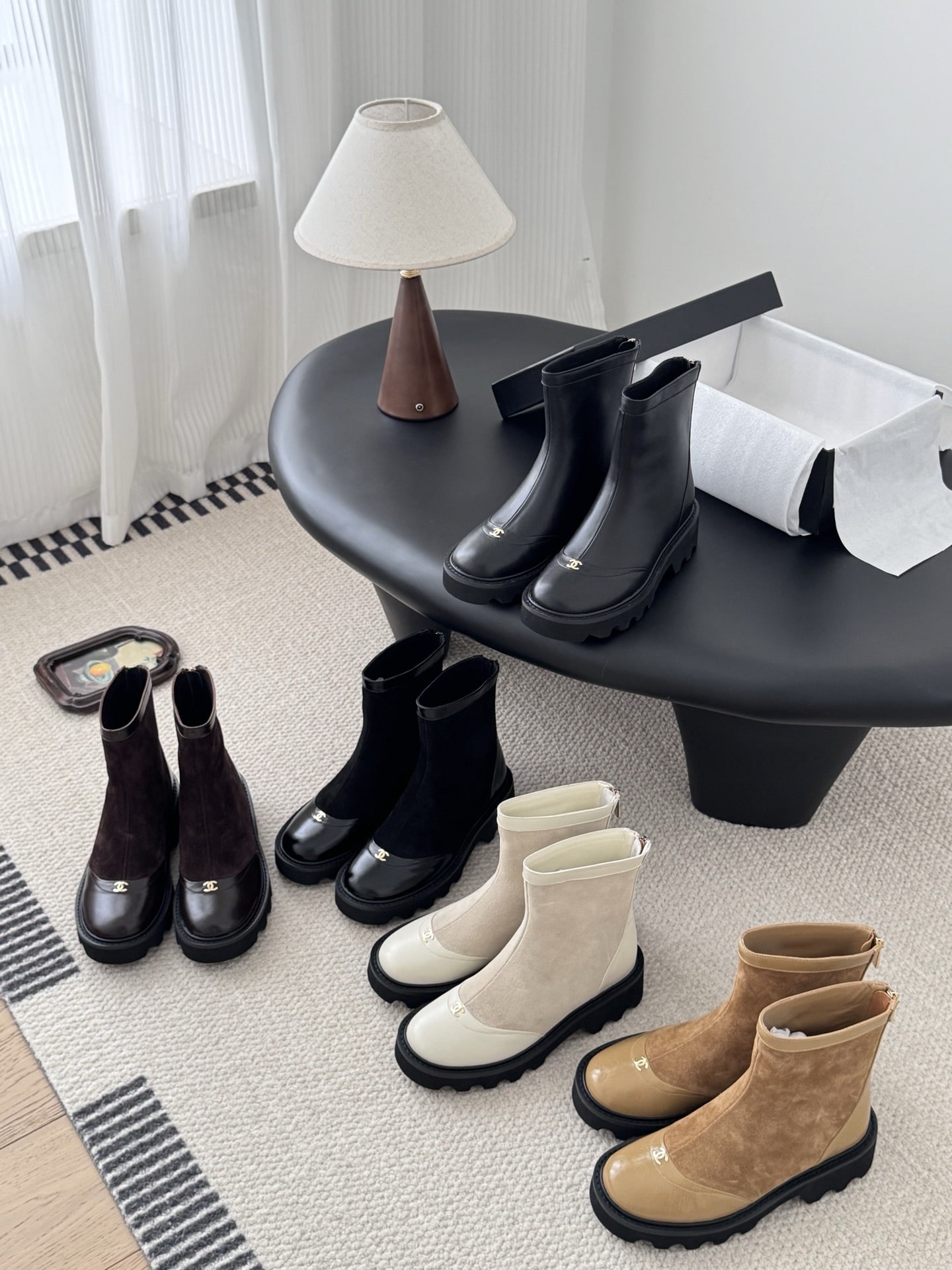 샤넬 25B 신상 통굽 앵클부츠