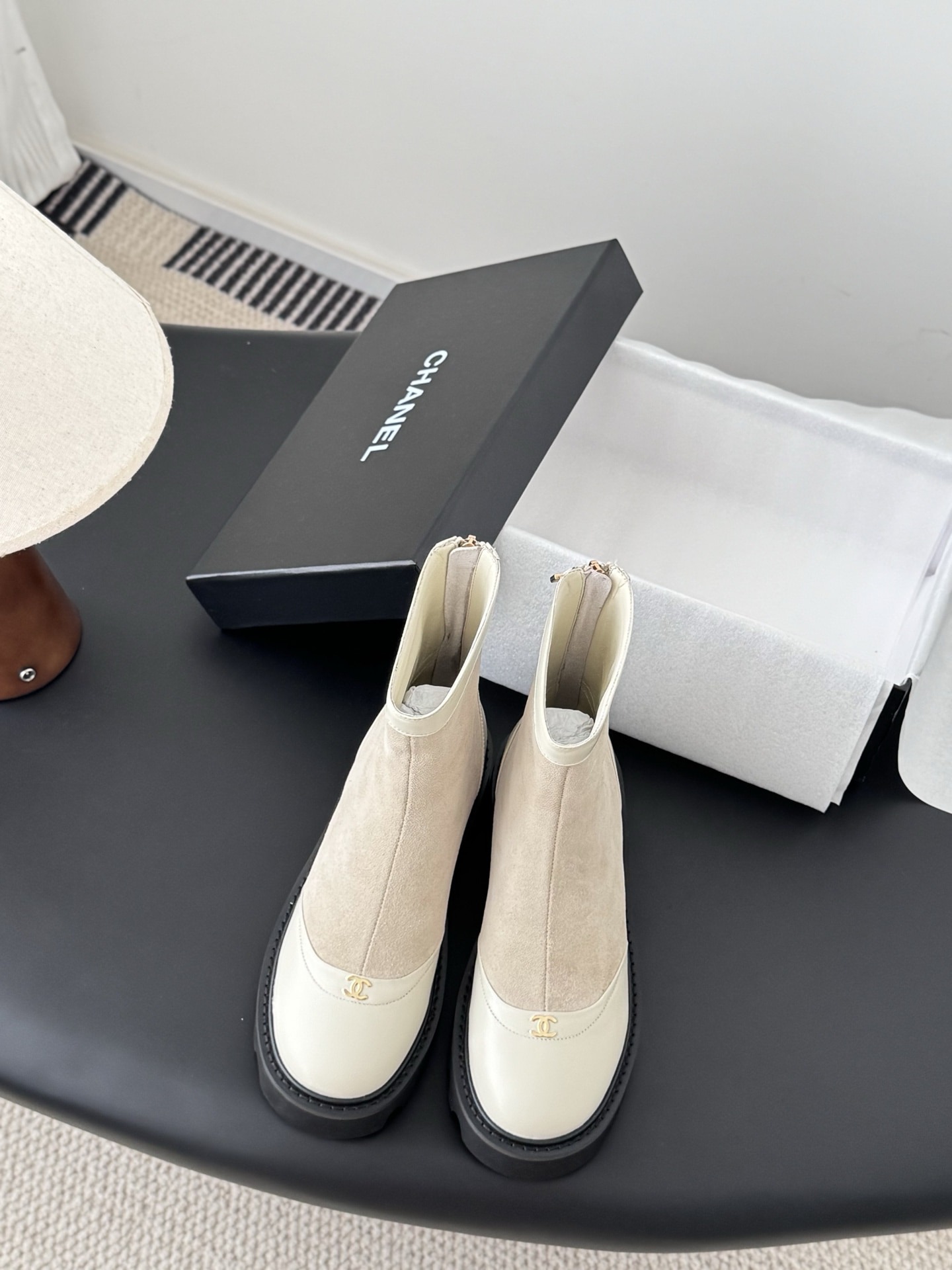 샤넬 25B 신상 통굽 앵클부츠