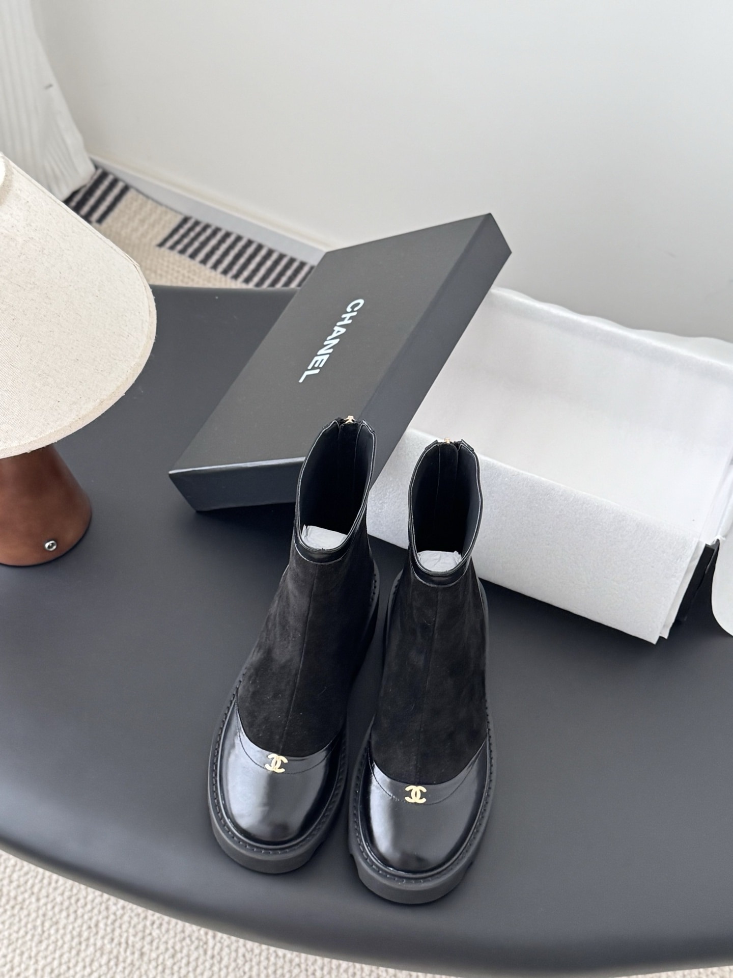 샤넬 25B 신상 통굽 앵클부츠