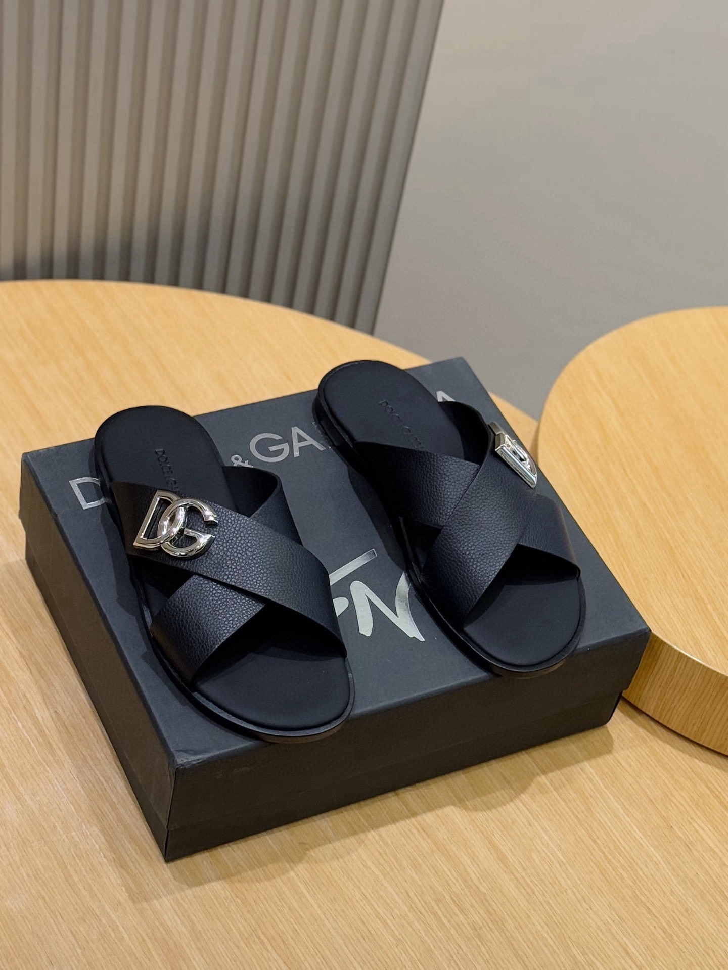 돌*앤가바나 송아지 가죽 남성 슬리퍼