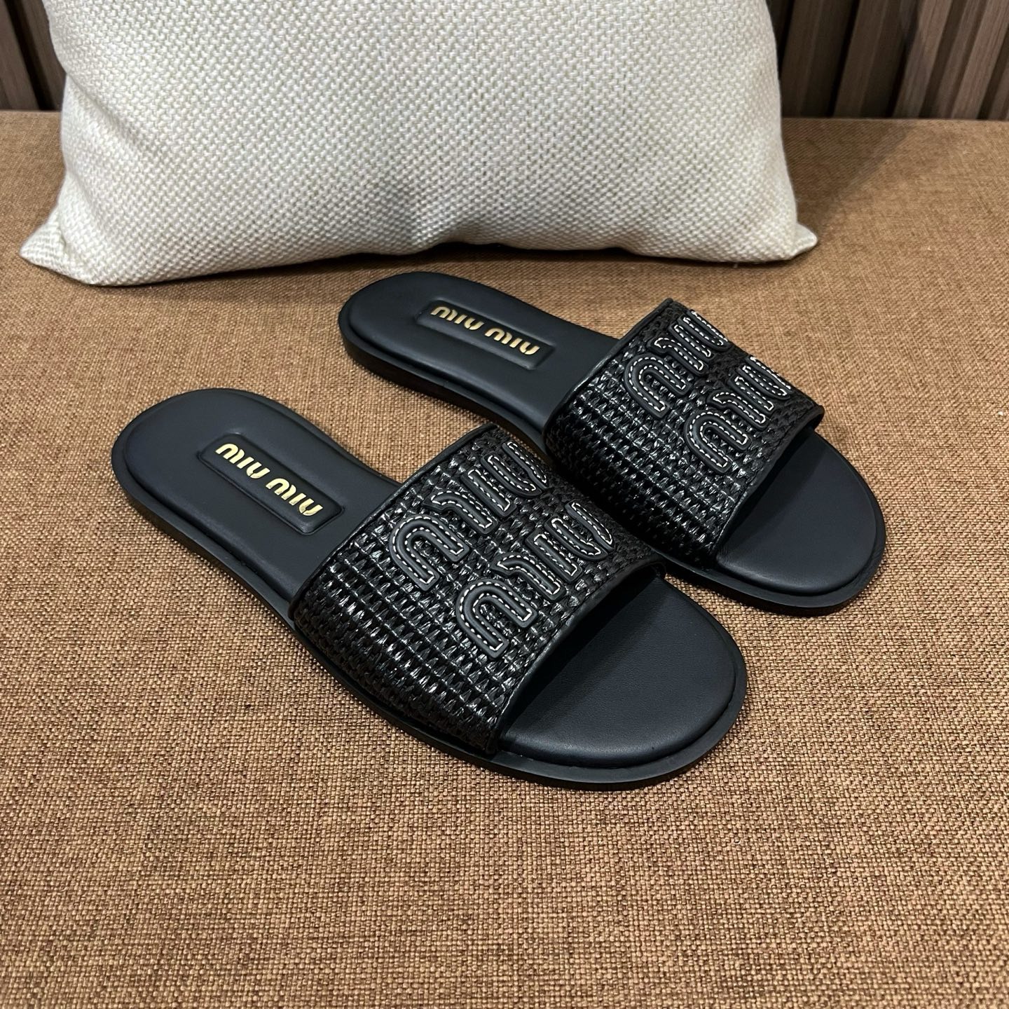 미우미우 라피아 짜임 레터링 슬리퍼