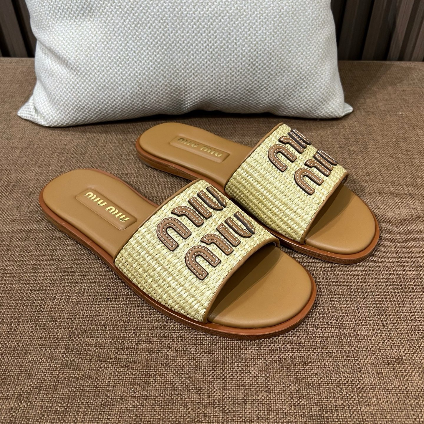 미우미우 라피아 짜임 레터링 슬리퍼