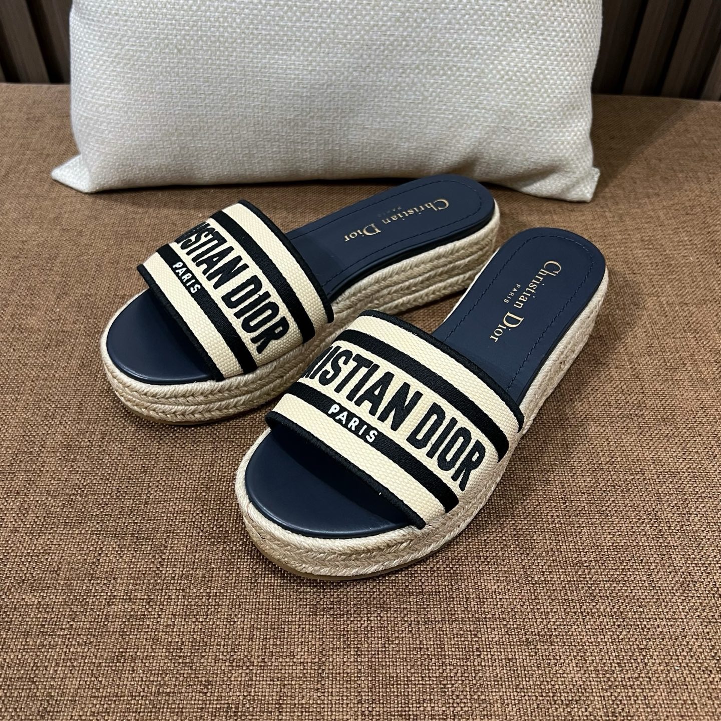 디올 봄여름 신상 통굽 자수 슬리퍼