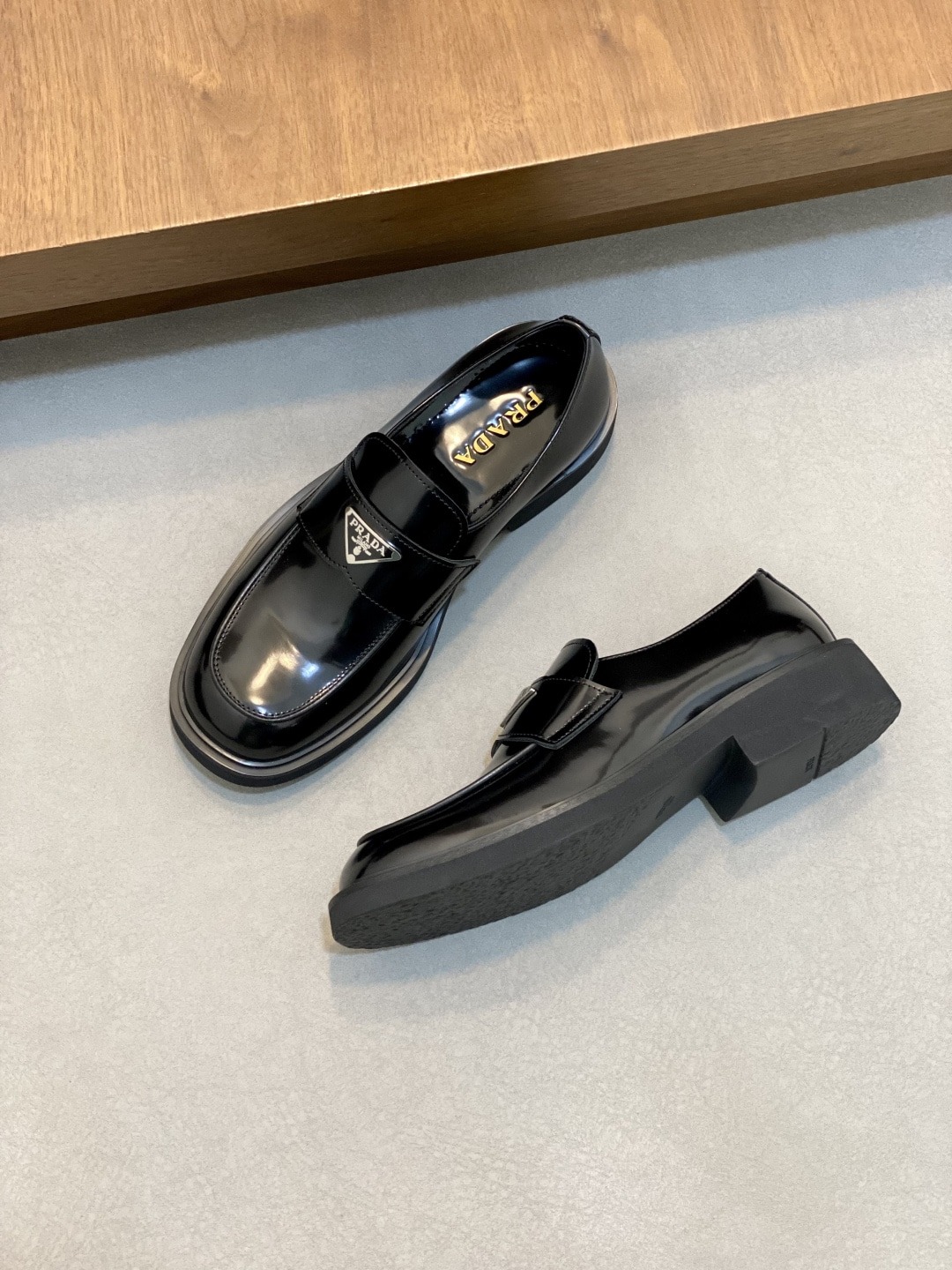 프라다 신상 캐주얼 레더 로퍼