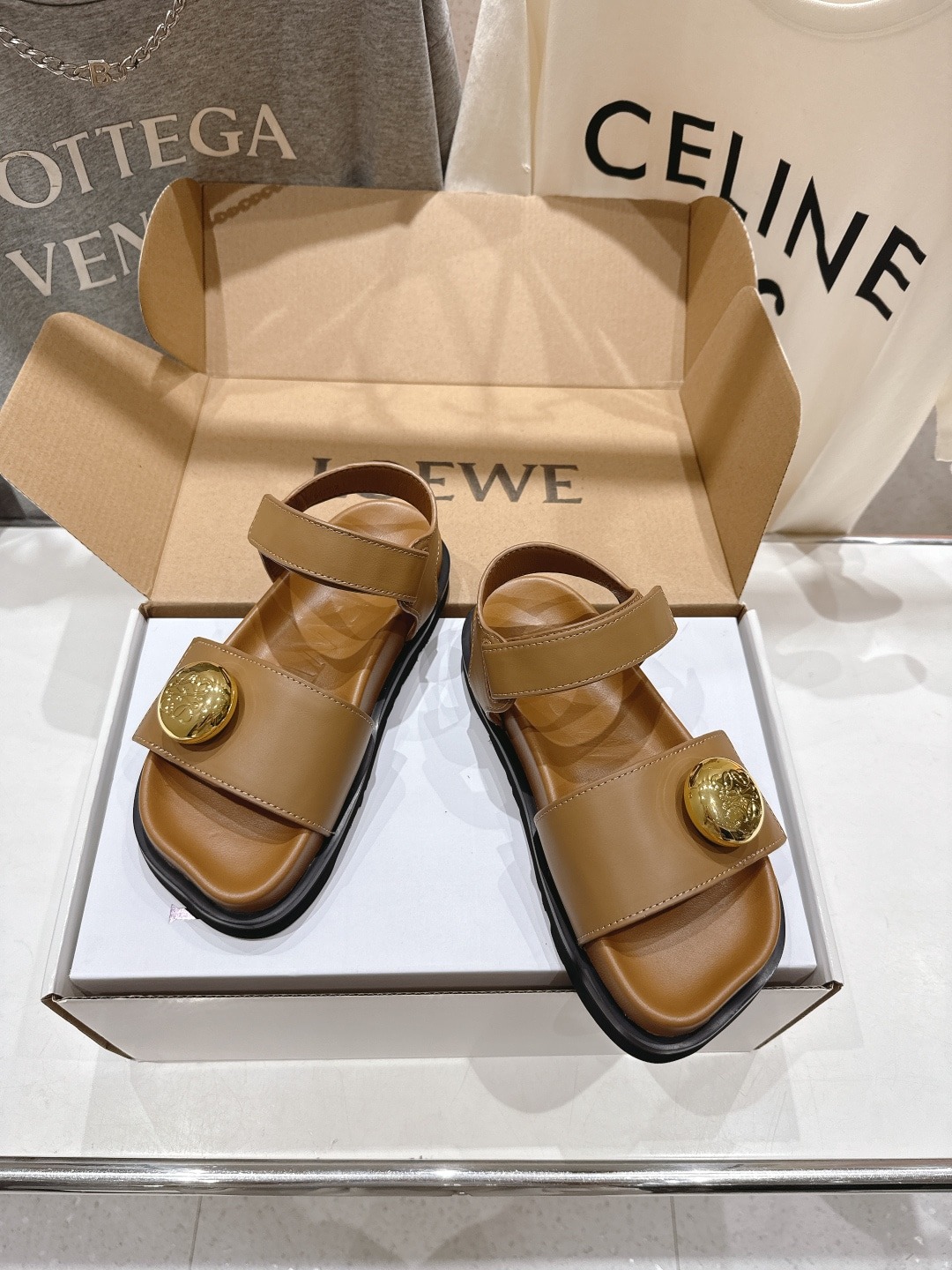 로에베 25/ss 신상 빈티지 플랫 비치 통굽 샌들