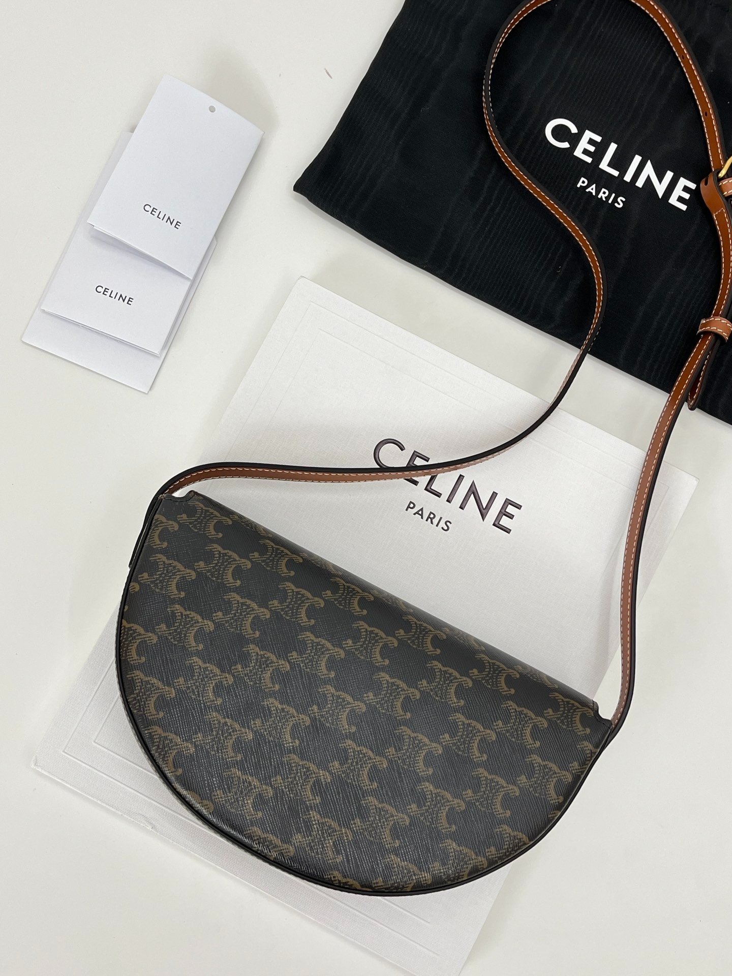 셀린느 탄 베사체 퀴르 트리오페 크로스백