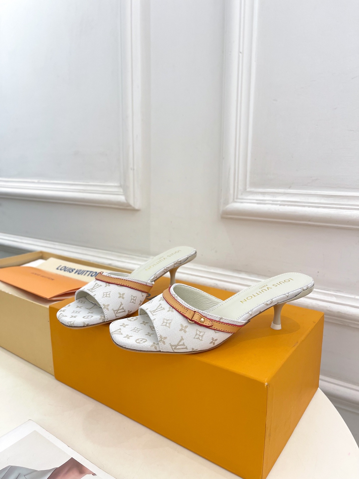 루이비통 25  신상 캔버스 프린트 슬리퍼