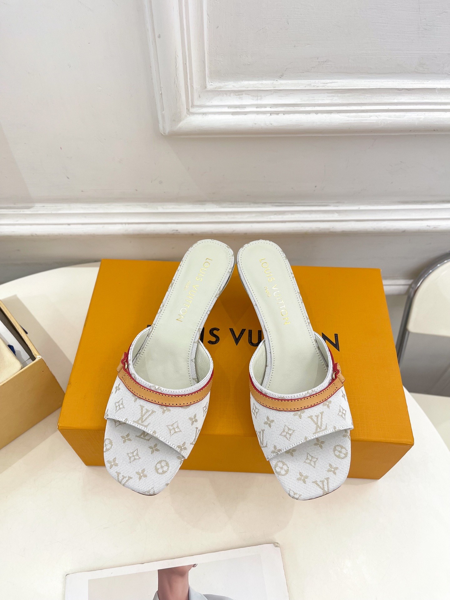 루이비통 25  신상 캔버스 프린트 슬리퍼