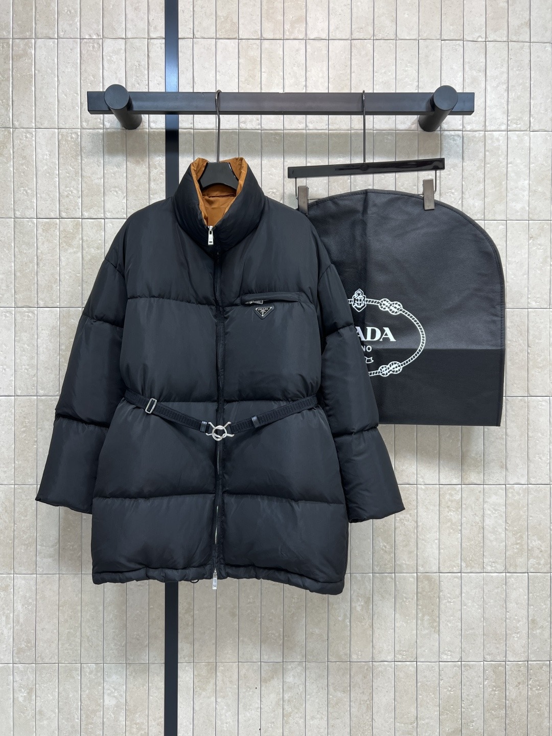 프라다 신상 하이넥 조거 미들다운