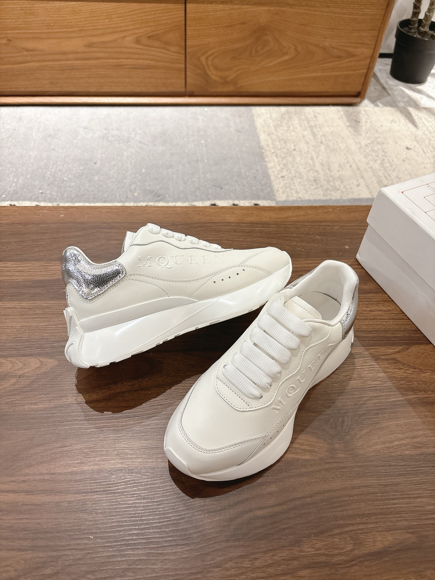 알로산더 맥퀸 신상 화이트 슈즈