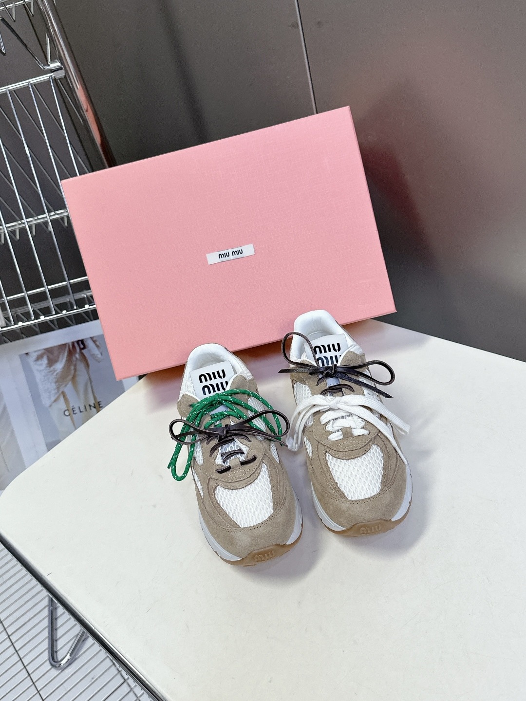 미우미우 최신 복고풍 운동화